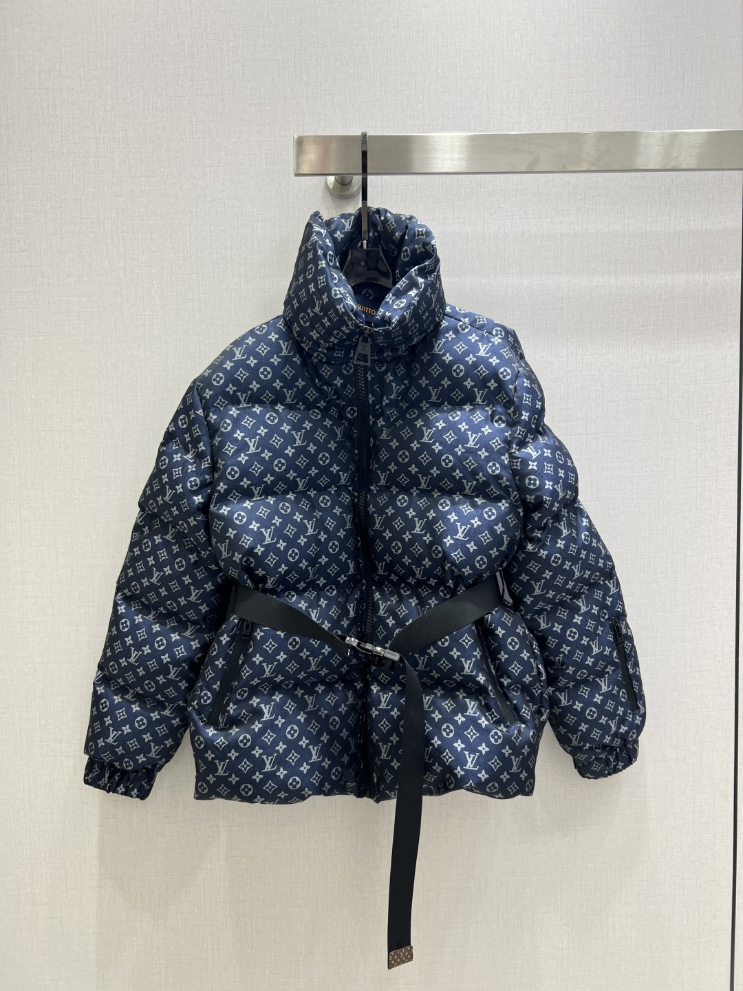 NO:623754,Comes with a dust bag. Highly recommended. LV* new autumn and winter style. Presbyopic belted down jacket. White goose down. Overall warm effect. Regular style down jacket. Casual and fashionable. Perfect embellishment with classic logo. Two colors. SML code. High quality ABC, Louis Vuitton, jackets & coats, down jacket, alexander wang.19860909配防尘袋强烈推荐 LV*秋冬新款 老花腰带羽绒外套 白鹅绒 整体保暖效果拉满,常规款羽绒服 休闲时尚,经典logo完美点缀 两个色 SML码 高品质ABC,,louis vuitton,jackets & coats,down jacket,alexander wang,Women's clothing