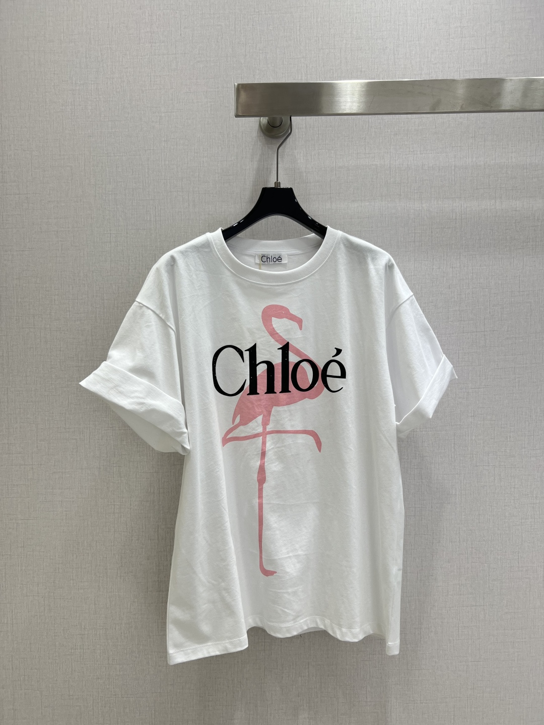 NO:623742,Highly recommended CHLO* new autumn and winter round neck printed logo short-sleeved T-shirt. Customized YB twill cotton material, breathable and comfortable, full of texture, loose short-sleeved T-shirt cut, slim and fashionable to wear. The printing color restoration process is used on the chest to outline the iconic letter logo flamingo print pattern. The color collision layer strengthens the brand identity. The cuffs can be folded to modify the arms. The sense of fashion and high-end is immediately present. Create a personalized style, fashionable and relaxed, and look stylish when worn alone. Two colors  SML code high quality ABC,,chloe,T-shirt,tees,t-shirt,alexander wang19860909强烈推荐 CHLO*秋冬新款 圆领印花徽标短袖T恤 定制YB斜纹全棉材质,透气舒适,质感十足,宽松短袖T恤裁剪,穿搭显瘦时尚,胸前利用印花色彩还原工艺,勾勒出标志性字母徽标火烈鸟印花图案,色彩碰撞层次,加强品牌标识度,袖口可翻折修饰手臂,时尚高级感立现,打造个性风格,时髦松弛,单穿内搭都出彩时髦.两个色 SML码 高品质ABC,,chloe,T-shirt,tees，t-shirt,alexander wang,Women's clothing