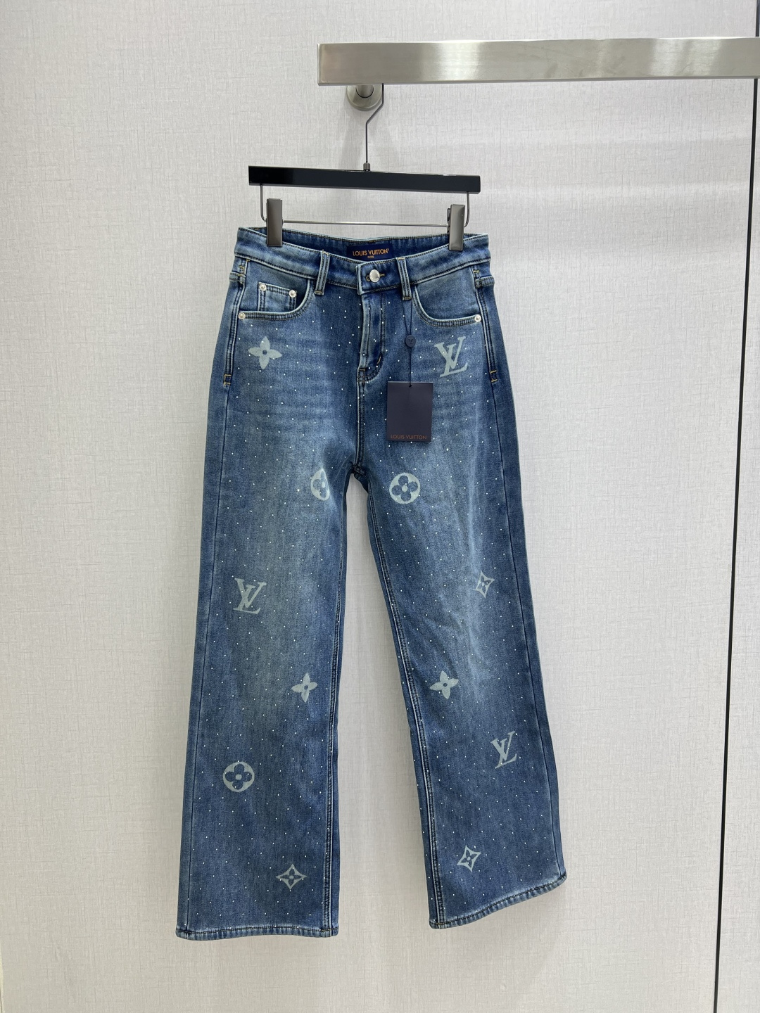 NO:623759,Highly recommend LV's latest style denim trousers with printed rhinestones. The upper body is absolutely the best jeans. The texture of the trousers is really amazing. The high-waisted straight version. The lining is brushed. The trousers are just the right length to stretch the leg lines and create neat long legs!  You can easily wear it with various tops every day to look fashionable~ It doesn’t matter your leg shape, it can be worn by any body type!  Whoever wears it has thin, straight and long legs!  It’s really easy to wear and it’s very photogenic!  Highly recommended!  Sisters, come to me!  One color SML code high quality ABC,,louis vuitton,jeans,alexander wang19860909强烈推荐 LV*新款 印花烫钻牛仔长裤 上身绝对王炸牛仔裤 裤型质感真的绝了高腰直筒的版型 内里拉毛 恰好的裤长 拉伸腿部线条 营造利落大长腿！日常搭配各种上衣都能轻松穿出时尚达人感～不挑腿型 什么身材通通可以穿！谁穿谁是细直大长腿！ 真的好穿到不行 而且出镜率很高！重磅推荐！姐妹们都给我冲！一个色 SML码 高品质ABC,,louis vuitton,jeans,alexander wang,Women's clothing