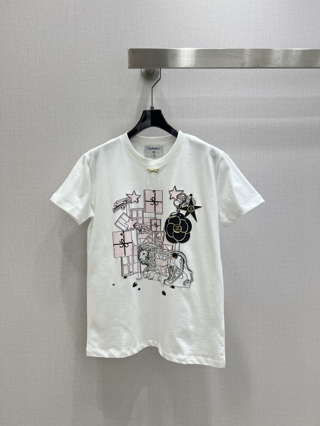 NO:624481,Highly recommended CHA*2025 new autumn and winter round neck flocked bow short-sleeved T-shirt  Customized YB mercerized cotton material, breathable and comfortable, full of texture, regular short-sleeved T-shirt cut, highlighting the brand style, made of heavyweight pure cotton, slightly stretchy, showing a slimming visual effect, the colorful camellia lion gift box pattern on the front is outlined in pink and black, and the collar is embellished with rhinestone bows, making the brand's own sense of fashion stand out, create a fashionable style at will, and look stylish when worn alone. One color SML code  High quality ABC,,T-shirt,tees,t-shirt,alexander wang19860909强烈推荐 CHA*2025秋冬新款 圆领植绒蝴蝶结短袖T恤 定制YB丝光全棉材质,透气舒适,质感十足,常规短袖T恤裁剪,凸显品牌格调,采用克重纯棉制成,略带有弹力,呈现显瘦视觉效果,正面色彩丰富的山茶花狮子礼物盒图案,以粉黑色勾勒,领口水钻蝴蝶结点缀,让品牌自带的时尚感立现,随心打造时髦风格,单穿内搭都出彩时髦.一个色 SML码 高品质ABC,,T-shirt,tees，t-shirt,alexander wang,Women's clothing