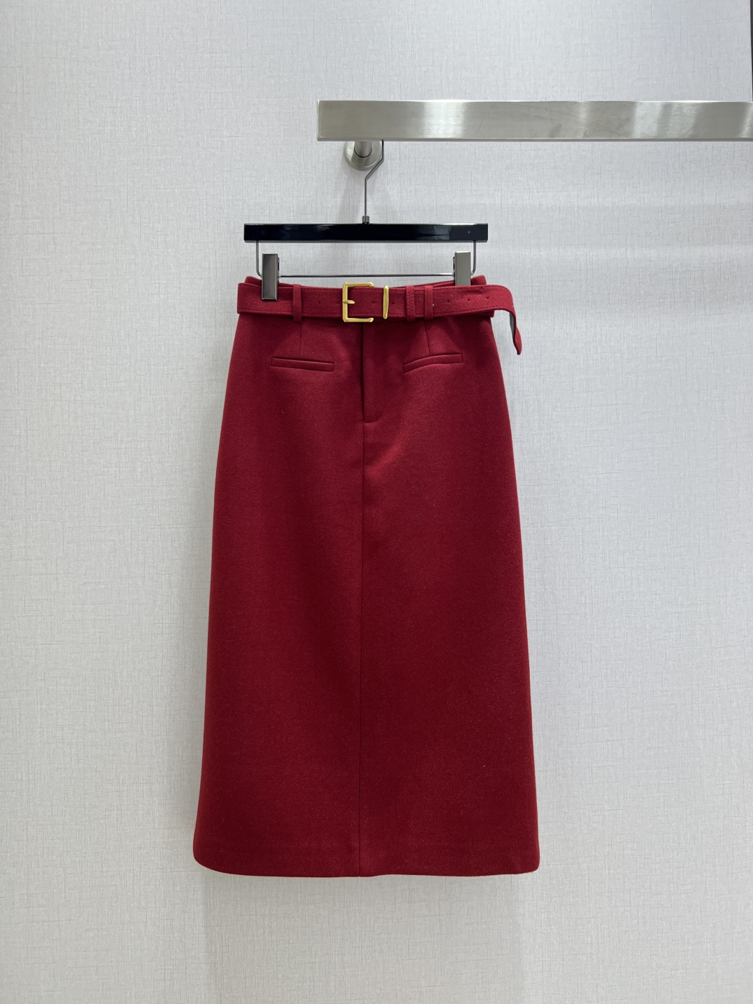 NO:624457,Highly recommended MIU*2025 new autumn and winter style. Slit wool straight long skirt with customized belt. Full texture. Elegant design. OK for daily OL. A fashionable straight skirt with unique charm. Three colors. SMLXL code. High quality ABC1,,miumiu,skirts,alexander wang19860909强烈推荐 MIU*2025秋冬新款 开衩羊毛直筒长半裙 配定制皮带 质感十足 优雅气质设计 日常OL都OK 一款具有独特魅力的时尚直筒裙 三个色 SMLXL码 高品质ABC1,,miumiu,skirts,alexander wang,Women's clothing