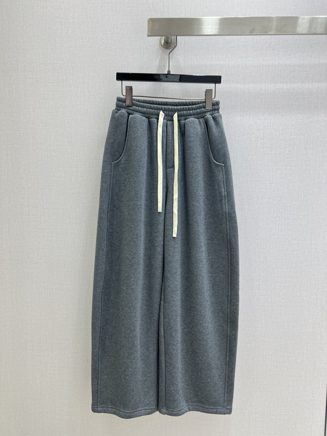 NO:624451,Highly recommended MIU*2025 new autumn and winter silhouette velvet scimitar trousers, delicate and soft texture, classic age-reducing item!  The fashionable design doesn’t make your upper body look slimmer!  A perfect must-have item for Bai Fumei!  Three colors SML code high quality ABC,,miumiu,alexander wang19860909强烈推荐 MIU*2025秋冬新款 廓形加绒弯刀长裤 质感细腻软糯 经典减龄单品！设计时髦版型不挑人上身巨显瘦！白富美必收的完美单品！三个色 SML码 高品质ABC,,miumiu,alexander wang,Women's clothing