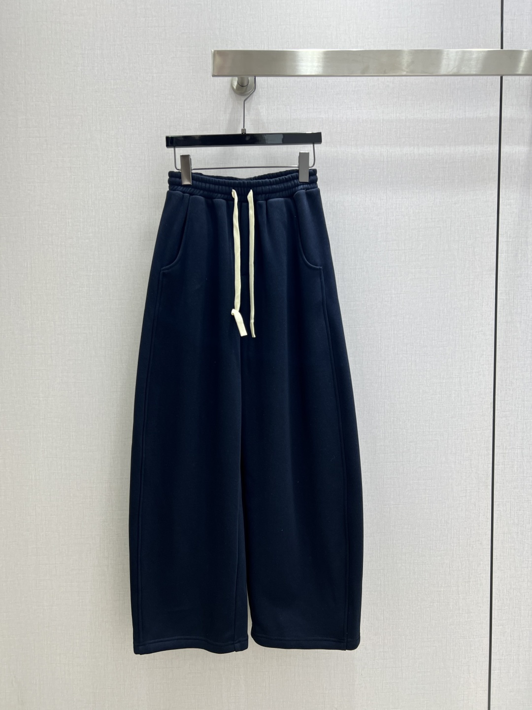 NO:624443,Highly recommended MIU*2025 new autumn and winter silhouette velvet scimitar trousers, delicate and soft texture, classic age-reducing item!  The fashionable design doesn’t make your upper body look slimmer!  A perfect must-have item for Bai Fumei!  Three colors SML code high quality ABC,,miumiu,alexander wang19860909强烈推荐 MIU*2025秋冬新款 廓形加绒弯刀长裤 质感细腻软糯 经典减龄单品！设计时髦版型不挑人上身巨显瘦！白富美必收的完美单品！三个色 SML码 高品质ABC,,miumiu,alexander wang,Women's clothing