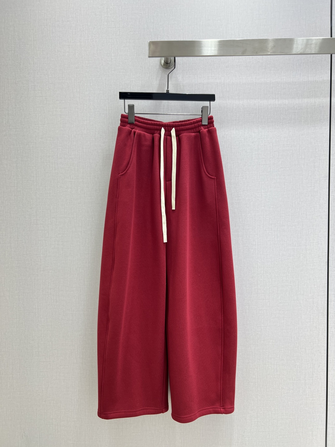 NO:624435,Highly recommended MIU*2025 new autumn and winter silhouette velvet scimitar trousers, delicate and soft texture, classic age-reducing item!  The fashionable design doesn’t make your upper body look slimmer!  A perfect must-have item for Bai Fumei!  Three colors SML code high quality ABC,,miumiu,alexander wang19860909强烈推荐 MIU*2025秋冬新款 廓形加绒弯刀长裤 质感细腻软糯 经典减龄单品！设计时髦版型不挑人上身巨显瘦！白富美必收的完美单品！三个色 SML码 高品质ABC,,miumiu,alexander wang,Women's clothing