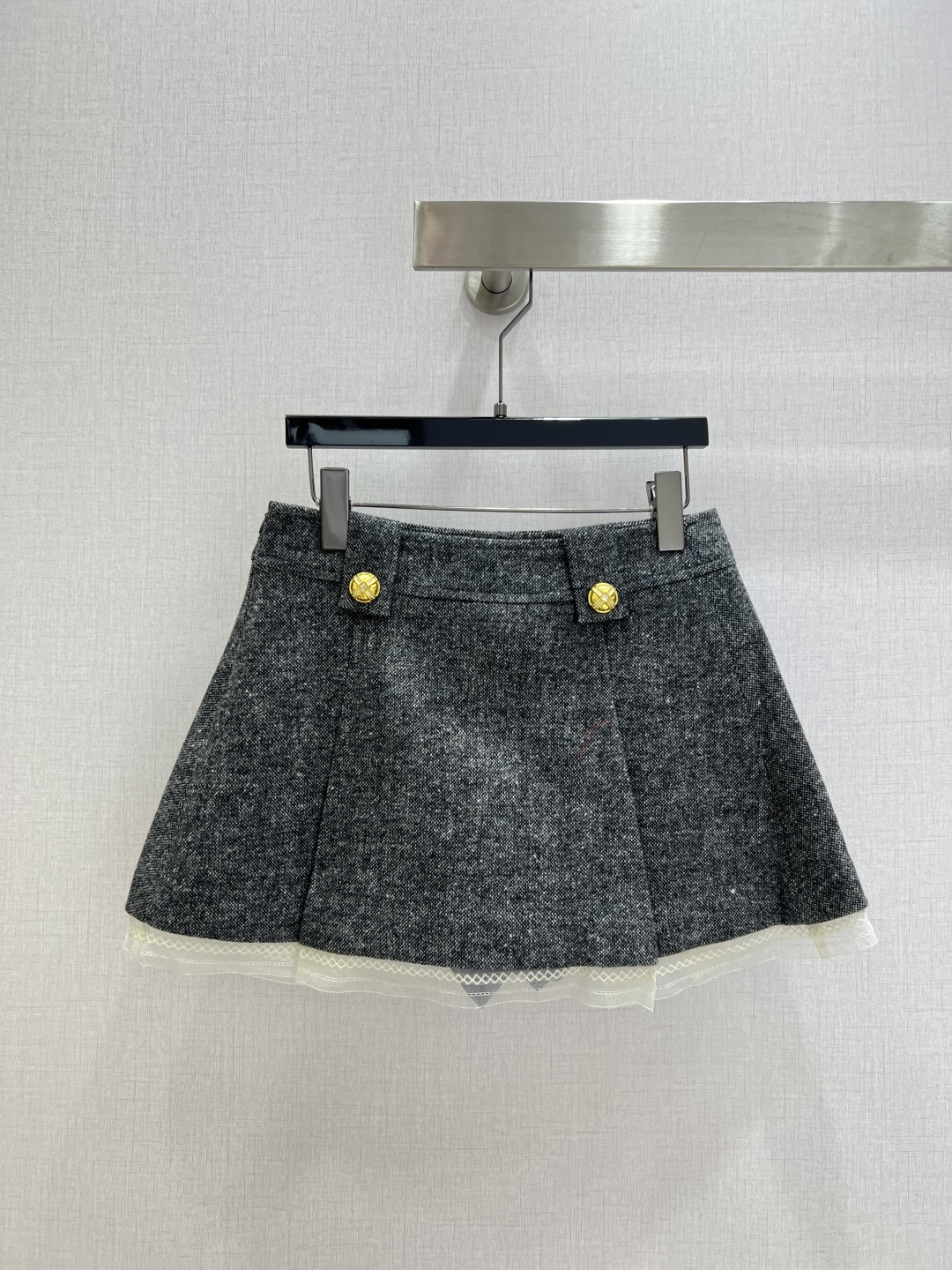 NO:624437,Highly recommended MIU* 2025 new autumn and winter products. Lace collar jacket, minimalist pleated skirt. Batch separately. One set of upper body visually makes the legs longer. There are shorts lining inside to prevent exposure. The doll collar is spliced ​​with lace embellishment to make the whole look sweeter without losing the sense of detail. Whether commuting to work or dating and shopping, it will turn heads. One color SML code. High quality,,miumiu,skirts,shorts,jackets & coats,alexander wang19860909强烈推荐 MIU*2025秋冬新品 蕾丝花边领外套极简压褶半裙 分开批 一套上身视觉感上特别显腿长 内里有短裤内衬设计防走光 娃娃领拼接蕾丝点缀让整体更显甜美又不失细节感 无论是上班通勤或者约会逛街都是满满回头率 一个色 SML码 高品,,miumiu,skirts,shorts,jackets & coats,alexander wang,Women's clothing