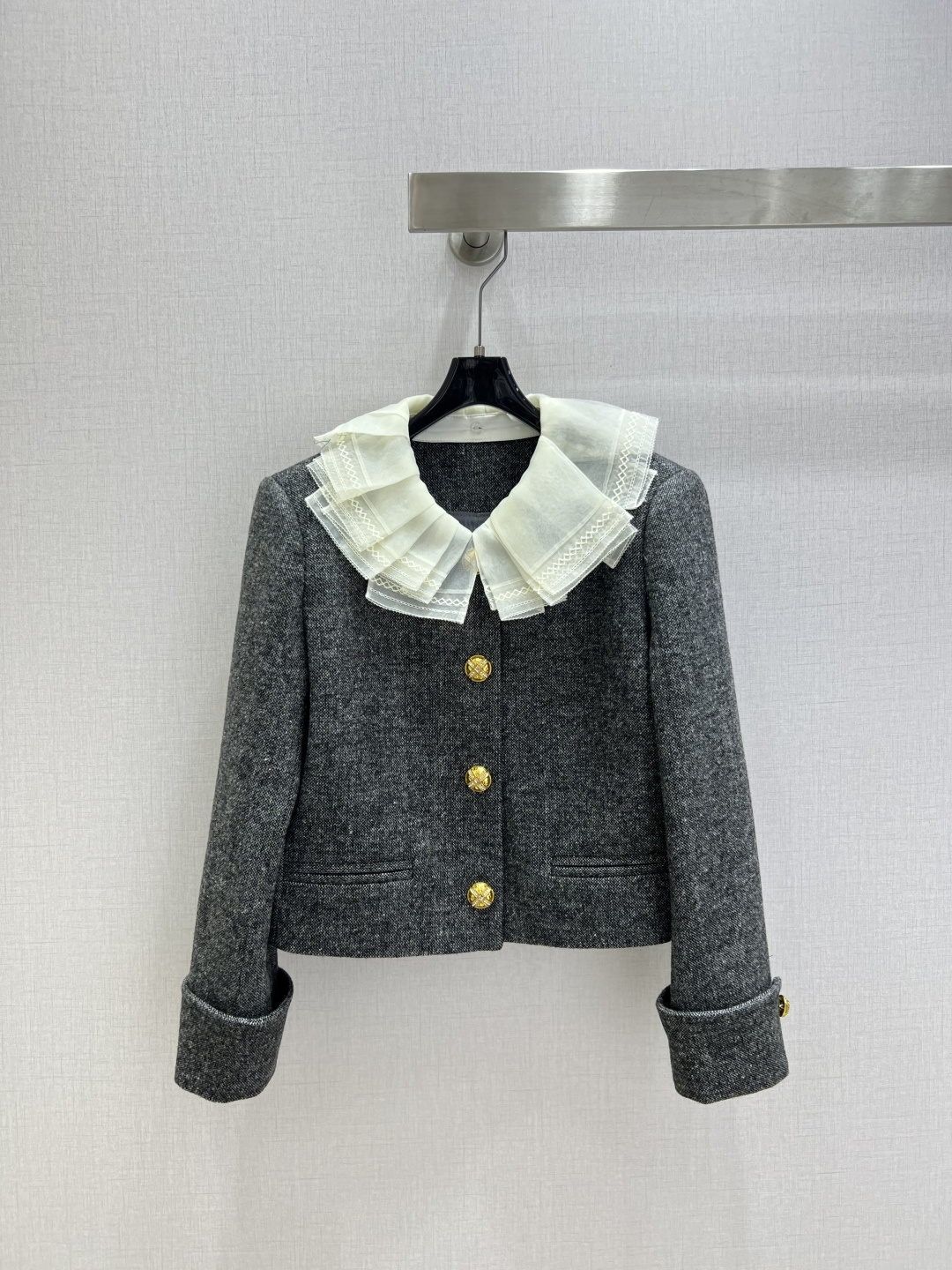 NO:624429,Highly recommended MIU* 2025 autumn and winter new product Lace collar jacket minimalist pleated skirt. Batch separately. One set of upper body visually makes the legs longer. There are shorts lining inside to prevent exposure. Doll collar splicing lace embellishment makes the whole look sweeter without losing the sense of detail. Whether commuting to work or dating and shopping, it will turn heads. One color SML code. High quality jacket, miumiu, skirts, shorts, jackets & coats, alexander wang19860909强烈推荐 MIU*2025秋冬新品 蕾丝花边领外套极简压褶半裙 分开批 一套上身视觉感上特别显腿长 内里有短裤内衬设计防走光 娃娃领拼接蕾丝点缀让整体更显甜美又不失细节感 无论是上班通勤或者约会逛街都是满满回头率 一个色 SML码 高品质外套,,miumiu,skirts,shorts,jackets & coats,alexander wang,Women's clothing