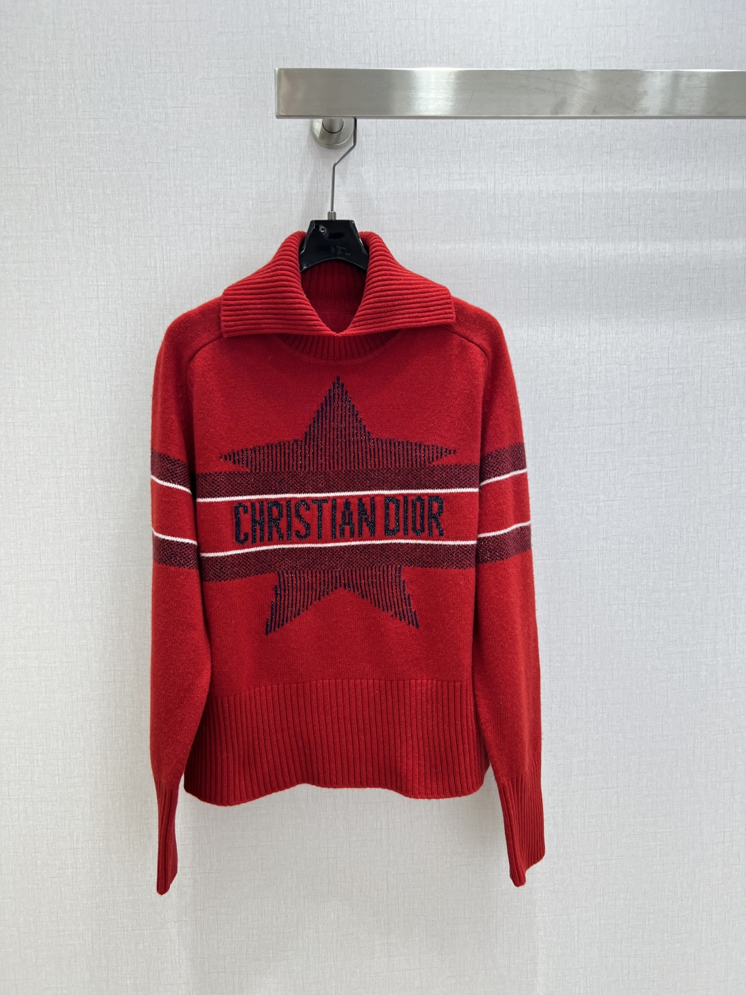 NO:624493,Highly recommended DIO* 2025 new autumn and winter five-pointed star letter long-sleeved top, a must-have for Christmas and New Year, red and high-end, with a delicate and soft texture. A classic age-reducing item!  The pattern doesn’t make your upper body look slimmer!  A perfect item that Bai Fumei must buy. The texture is superb and the workmanship is perfect!  Grab the spot now and get the big orders!  One color SML code high quality ABC, dior, alexander wang19860909强烈推荐 DIO*2025秋冬新款 五角星字母长袖上衣 圣诞新年必备款 红色高级大气 质感细腻软糯.经典减龄单品！版型不挑人上身巨显瘦！白富美必收的完美单品.质感超赞完美做工品质！现货开抢 大单子甩过来！一个色 SML码 高品质ABC,,dior,alexander wang,Women's clothing