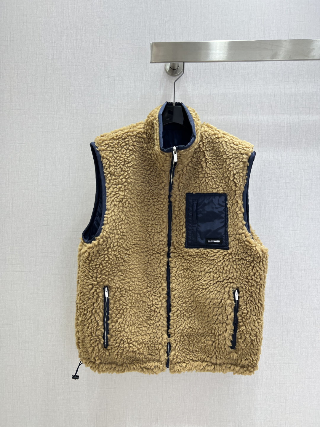 NO:626293,Comes with dust bag, highly recommended MIU*2025 new autumn and winter Teddy down vest jacket Inspired by the sports aesthetics of the 90s, this down vest adopts a hybrid structure, with an outer layer of Teddy fabric and an inner layer of technical pongé, showing a casual outdoor style. One color SML code High quality ABC,,miumiu,jackets & coats,down jacket,alexander wang19860909配防尘袋强烈推荐 MIU*2025秋冬新款 泰迪羽绒背心外套 灵感源自90年代运动美学,这款羽绒背心采用混合结构,外层为泰迪面料,内层为技术性pongé,展现休闲户外风格 一个色 SML码 高品质ABC,,miumiu,jackets & coats,down jacket,alexander wang,Women's clothing