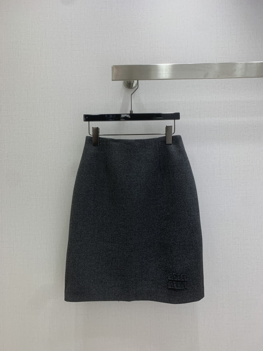 NO:626311,Highly recommended MIU* 2025 new autumn and winter woolen cloth skirt with slits at the back. Comfortable and versatile. Easy to match. A rare one!  The quantity is limited, so be quick. Soft, delicate and stylish. A must-have!  Three colors SMLXL code high quality ABC,,miumiu,skirts,alexander wang19860909强烈推荐 MIU*2025秋冬新款 羊毛本布后开衩半裙 舒适百搭 好搭配 不可多得的一款！数量有限要快 柔软细腻超有型 必备款！三个色 SMLXL码 高品质ABC,,miumiu,skirts,alexander wang,Women's clothing