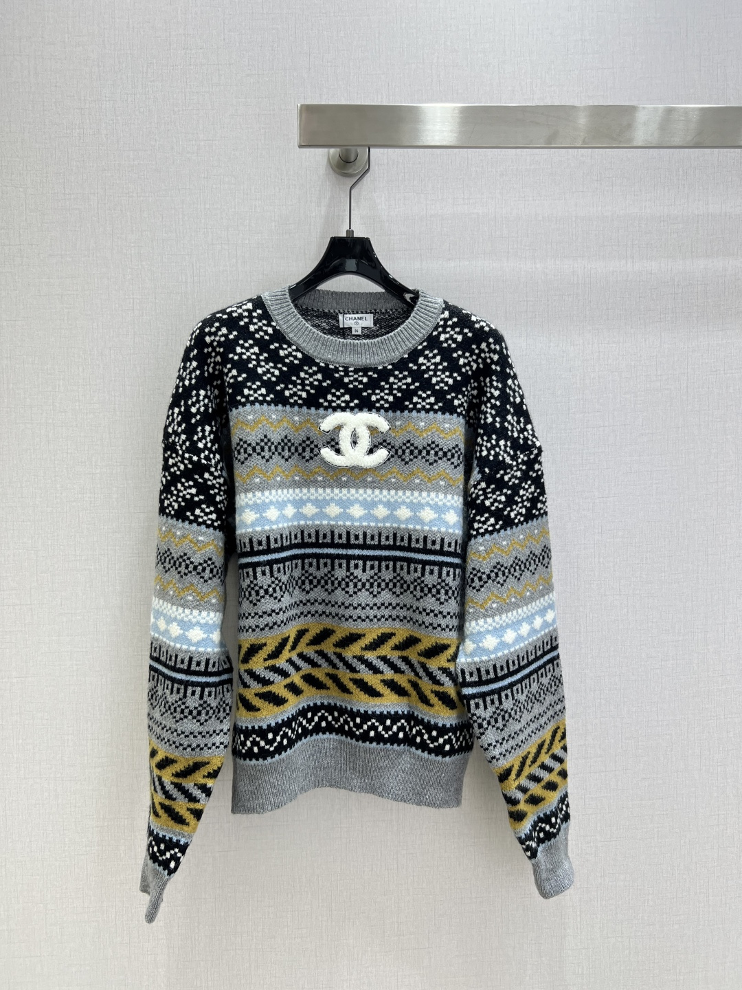 NO:626366,Highly recommended CHA*2025 new autumn and winter heavy industry crochet round neck pullover sweater  Customized YB wool knitted material, high-quality texture, comfortable and soft, round-neck long-sleeved sweater, collar and cuffs with threaded edges that echo the hem, embellished with Fair Isle Nordic-style crochet pattern throughout, rich and changeable color textures, plush double C letter logo on the chest to highlight the brand tone, wool knitted fabric, warm and comfortable, regular fit, fashionable to wear, the first choice for various festival atmospheres, and the focus of the crowd. One color SML code  High quality ABC,,sweaters,alexander wang19860909强烈推荐 CHA*2025秋冬新款 重工钩花圆领套头毛衣 定制YB羊毛针织材质,质感高级,舒适柔软,圆领长袖毛衣,领口袖口螺纹包边与衣摆相呼应,通体点缀费尔岛北欧风格的钩花图案,色彩纹理丰富多变,胸前以毛绒双C字母徽标彰显品牌调性,羊毛针织面料,保暖舒适,常规版型,穿搭洋气时髦,接下来的各种节日氛围穿法首选,妥妥人群焦点.一个色 SML码 高品质ABC,,sweaters,alexander wang,Women's clothing