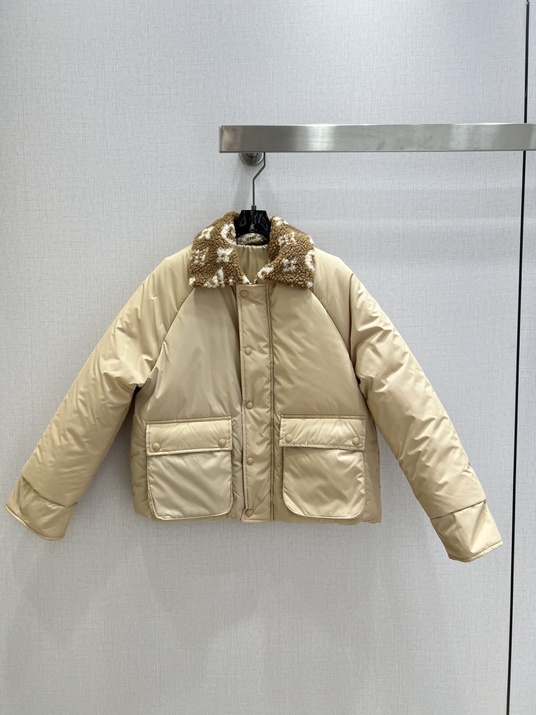 NO:627431,Highly recommended LV*2025 new autumn and winter lapel double pocket cotton jacket, comfortable and versatile, order goods from trading companies!  Original product from single channel, easy to match, a rare one!  The quantity is limited, so be quick. Soft, delicate and stylish. A must-have!  Two colors SML code high quality ABC,,louis vuitton,jackets & coats,alexander wang19860909强烈推荐 LV*2025秋冬新款 翻领双口袋棉服外套 舒适百搭 贸易公司订单货！原单渠道货 好搭配 不可多得的一款！数量有限要快 柔软细腻超有型 必备款！两个色 SML码 高品质ABC,,louis vuitton,jackets & coats,alexander wang,Women's clothing