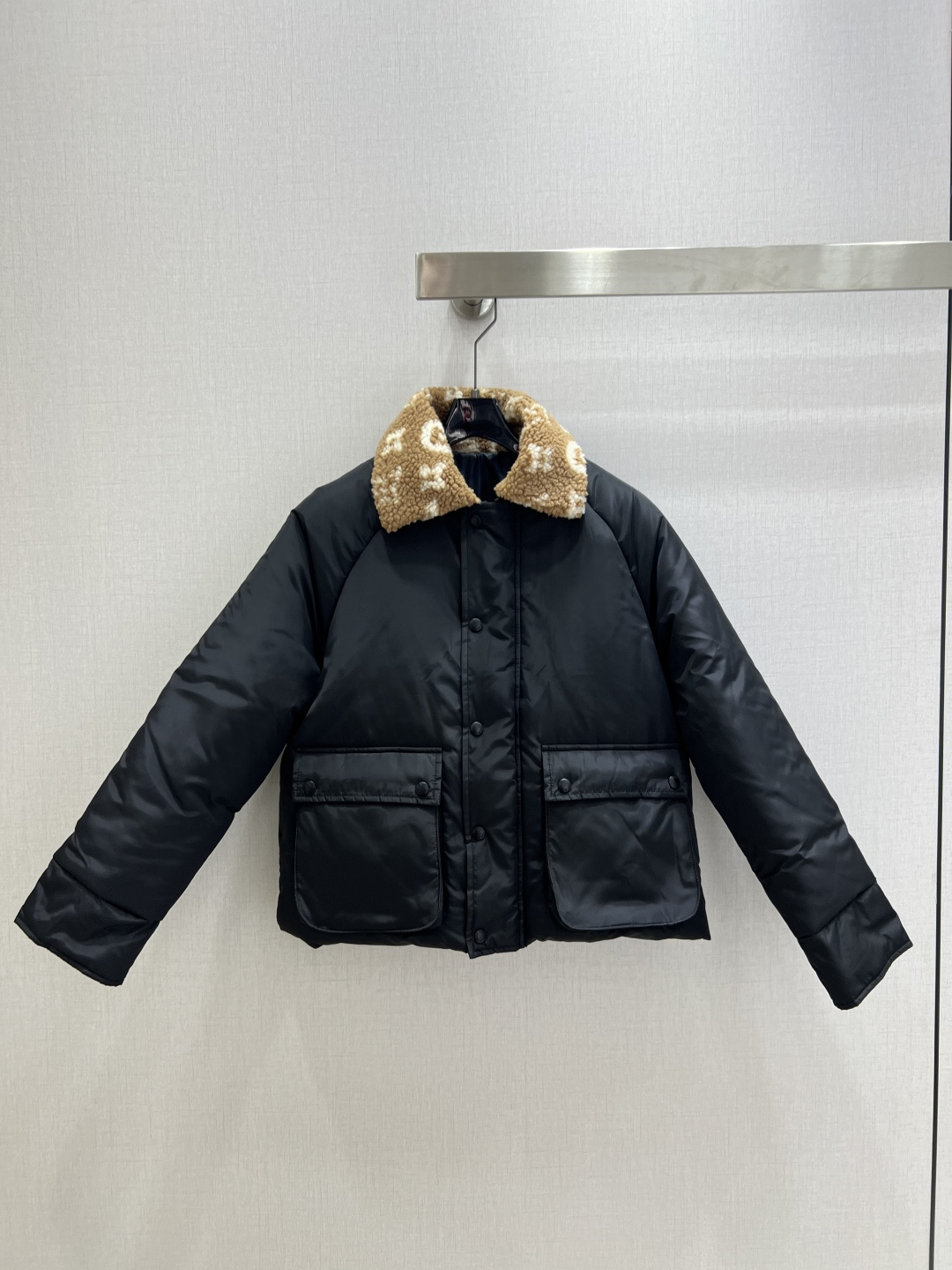 NO:627415,Highly recommended LV*2025 new autumn and winter lapel double pocket cotton jacket, comfortable and versatile, order goods from trading companies!  Original product from single channel, easy to match, a rare one!  The quantity is limited, so be quick. Soft, delicate and stylish. A must-have!  Two colors SML code high quality ABC,,louis vuitton,jackets & coats,alexander wang19860909强烈推荐 LV*2025秋冬新款 翻领双口袋棉服外套 舒适百搭 贸易公司订单货！原单渠道货 好搭配 不可多得的一款！数量有限要快 柔软细腻超有型 必备款！两个色 SML码 高品质ABC,,louis vuitton,jackets & coats,alexander wang,Women's clothing