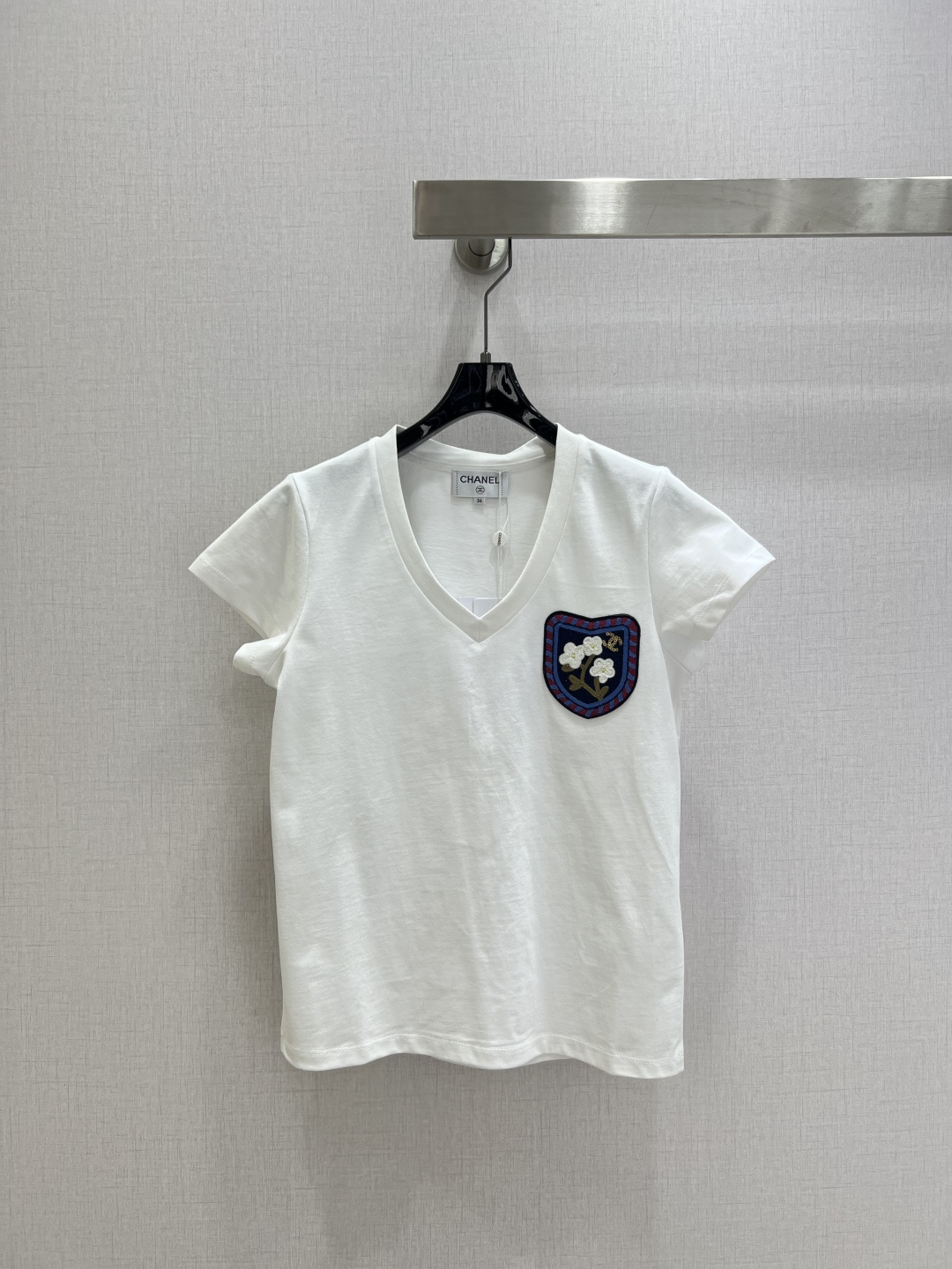 NO:626354,Highly recommended CHA*2025 new autumn and winter heart collar camellia logo short-sleeved T-shirt  Customized YB mercerized cotton material, breathable and comfortable, full of texture. Sweetheart neckline short-sleeved T-shirt cut, made of heavy weight pure cotton, full of drape, showing a slim and fashionable effect. Embroidered patch on the chest side patch decoration, iconic double C and camellia embellishment, contrasting shield with multiple details to collide, strengthen brand identity, refreshing temperament single item, stylish when worn alone. One color SML code  High quality ABC,,T-shirt,tees,t-shirt,alexander wang19860909强烈推荐 CHA*2025秋冬新款 桃心领山茶花徽标短袖T恤 定制YB丝光全棉材质,透气舒适,质感十足,桃心领短袖T恤裁剪,采用克重纯棉制成,垂坠感十足,呈现显瘦时尚穿搭效果,胸侧贴布刺绣章仔装饰,标志性双C和山茶花点睛,撞色盾牌多重细节碰撞层次,加强品牌标识度,清爽气质单品,单穿内搭都出彩时髦.一个色 SML码 高品质ABC,,T-shirt,tees，t-shirt,alexander wang,Women's clothing