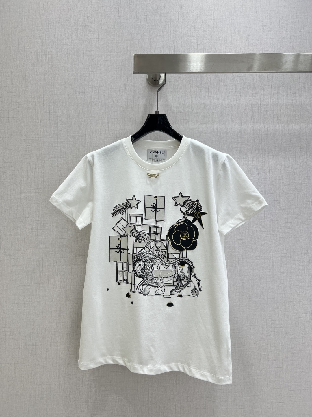 NO:626327,Highly recommended CHA*2025 new autumn and winter round neck flocked bow short-sleeved T-shirt  Customized YB mercerized cotton material, breathable and comfortable, full of texture, regular short-sleeved T-shirt cut, highlighting the brand style, made of heavyweight pure cotton, slightly stretchy, showing a slimming visual effect, the colorful camellia lion gift box pattern on the front is outlined in black gold, and the collar is embellished with rhinestone bows, making the brand's own sense of fashion stand out, create a fashionable style at will, and look stylish when worn alone. Two colors SML code  High quality ABC,,T-shirt,tees,t-shirt,alexander wang19860909强烈推荐 CHA*2025秋冬新款 圆领植绒蝴蝶结短袖T恤 定制YB丝光全棉材质,透气舒适,质感十足,常规短袖T恤裁剪,凸显品牌格调,采用克重纯棉制成,略带有弹力,呈现显瘦视觉效果,正面色彩丰富的山茶花狮子礼物盒图案,以黑金色勾勒,领口水钻蝴蝶结点缀,让品牌自带的时尚感立现,随心打造时髦风格,单穿内搭都出彩时髦.两个色 SML码 高品质ABC,,T-shirt,tees，t-shirt,alexander wang,Women's clothing