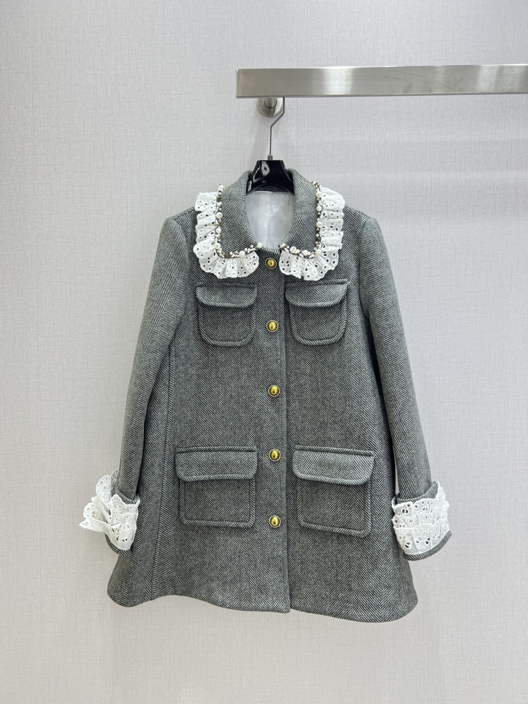 NO:626405,Highly recommended LEFAME*2025 new autumn and winter product. Doll collar pocket coat. The upper body is particularly visually long. The doll collar is stitched with lace embellishment to make the whole look sweeter without losing the sense of detail. Whether commuting to work or dating and shopping, it is full of head turn. One color SML code, high quality AB,,jackets & coats,alexander wang19860909强烈推荐 LEFAME*2025秋冬新品 娃娃领口袋大衣外套 一套上身视觉感上特别显腿长 娃娃领拼接蕾丝点缀让整体更显甜美又不失细节感 无论是上班通勤或者约会逛街都是满满回头率 一个色 SML码 高品质AB,,jackets & coats,alexander wang,Women's clothing