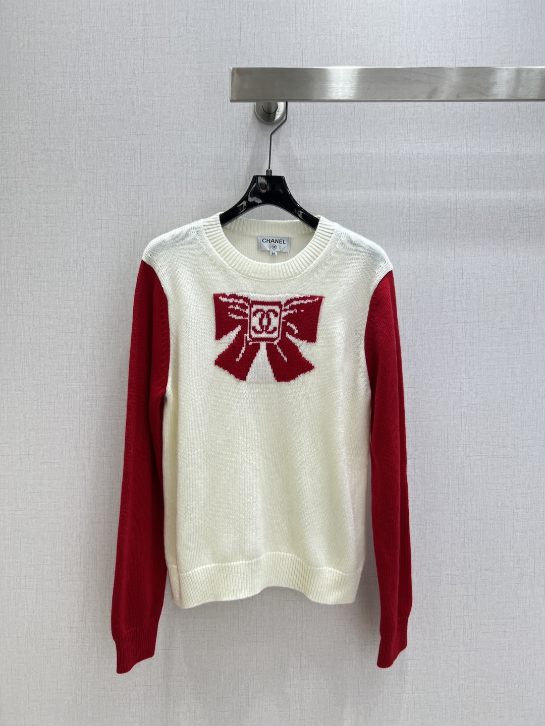 NO:627373,Highly recommended CHA*2025 new autumn and winter knitted round neck bow long-sleeved top. The red and white contrasting colors are clean and eye-catching. The red stitching on the cuffs + sleeves makes the visual focus very refreshing. The big bow + double C embroidery on the chest is the brand's iconic sweet and cool feeling. The stitching is fine and delicate. One color SML code. High quality ABC,,alexander wang19860909强烈推荐 CHA*2025秋冬新款 针织圆领蝴蝶结长袖上衣 红白撞色干净又亮眼 袖口+袖子的红色拼接 把视觉重心衬得很清爽 胸前大蝴蝶结+双C刺绣 是品牌标志性的甜酷感 针脚细密很精致 一个色 SML码 高品质ABC,,alexander wang,Women's clothing