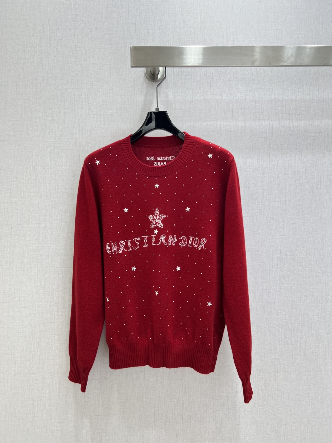 NO:627393,Highly recommended DIO*2025 new autumn and winter five-pointed star beaded letter long-sleeved top, a must-have for Christmas and New Year, red and high-end, with a delicate and soft texture. A classic age-reducing item!  The pattern doesn’t make your upper body look slimmer!  A perfect item that Bai Fumei must buy. The texture is superb and the workmanship is perfect!  Grab the spot now and get the big orders!  One color SML code high quality ABC, dior, alexander wang19860909强烈推荐 DIO*2025秋冬新款 五角星钉珠字母长袖上衣 圣诞新年必备款 红色高级大气 质感细腻软糯.经典减龄单品！版型不挑人上身巨显瘦！白富美必收的完美单品.质感超赞完美做工品质！现货开抢 大单子甩过来！一个色 SML码 高品质ABC,,dior,alexander wang,Women's clothing