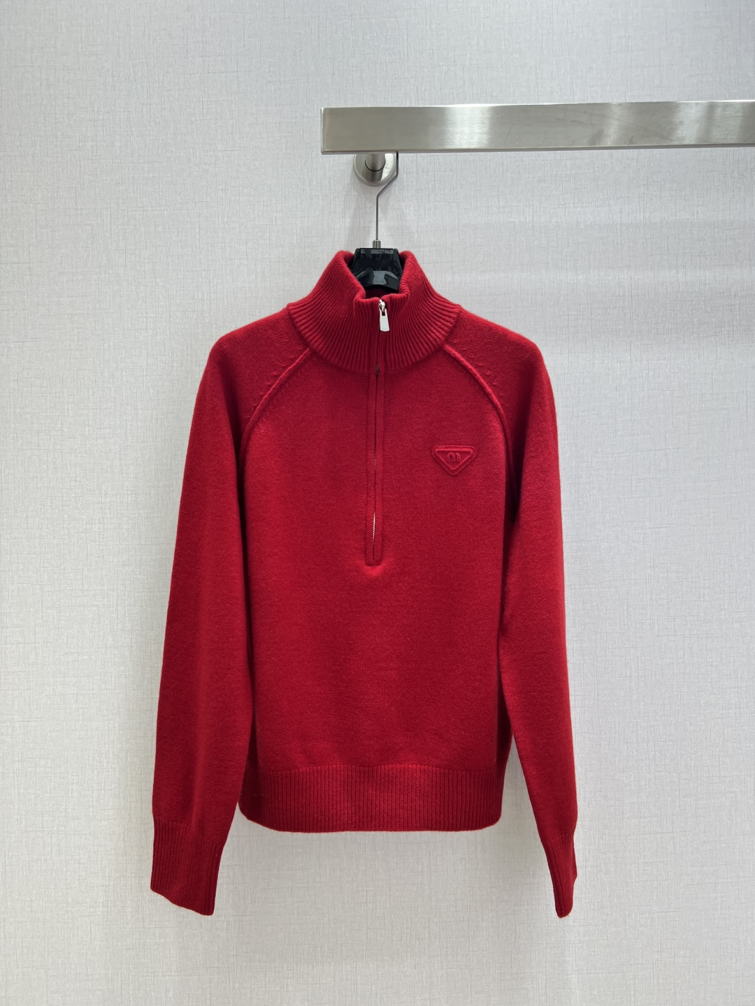 NO:627385,Highly recommended PRA* 2025 new autumn and winter half-zip long-sleeved top, a must-have for Christmas and New Year, red with high-end atmosphere, delicate and soft texture. A classic age-reducing item!  The pattern doesn’t make your upper body look slimmer!  A perfect item that Bai Fumei must buy. The texture is superb and the workmanship is perfect!  Grab the spot now and get the big orders!  One color SML code high quality ABC, prada, alexander wang19860909强烈推荐 PRA*2025秋冬新款 半拉链长袖上衣 圣诞新年必备款 红色高级大气 质感细腻软糯.经典减龄单品！版型不挑人上身巨显瘦！白富美必收的完美单品.质感超赞完美做工品质！现货开抢 大单子甩过来！一个色 SML码 高品质ABC,,prada,alexander wang,Women's clothing