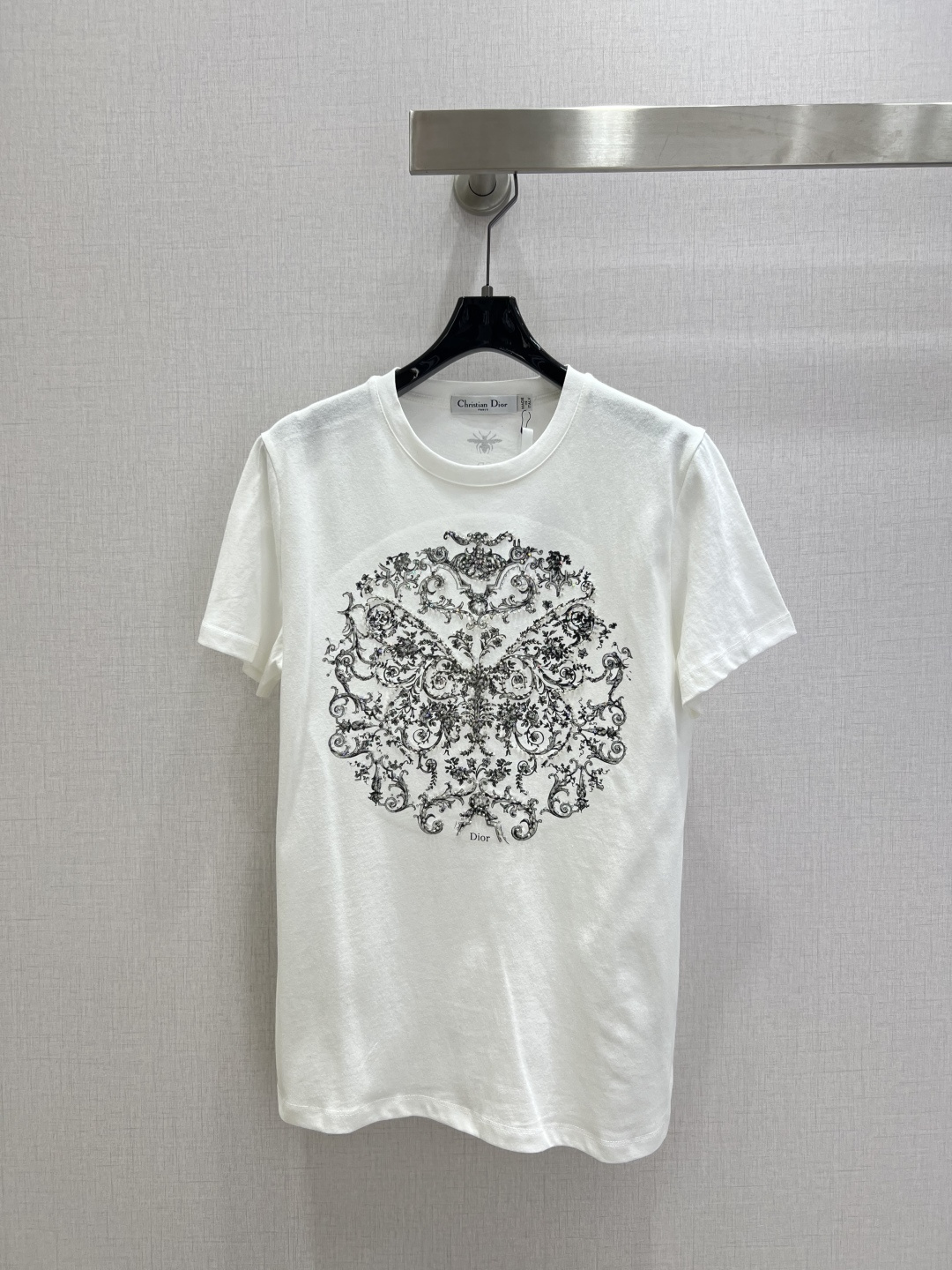 NO:629921,Highly recommended DIO*2025 new autumn and winter round neck beaded printed logo short-sleeved T-shirt  Customized YB mercerized cotton material, silky texture, comfortable to wear, slim-fitting short-sleeved cut, slim and fashionable to wear, printed embroidery beading technology is used on the chest to outline plant textures such as vines, and finally combined into a butterfly outline shape, combined with the letter logo below, to strengthen the brand identity, with a fashionable and high-end sense, refracted luster, fashionable and relaxed, and stylish when worn alone. Two colors SML code  High quality ABC,,dior,T-shirt,tees,t-shirt,alexander wang19860909强烈推荐 DIO*2025秋冬新款 圆领钉珠印花徽标短袖T恤 定制YB丝光全棉材质,质感丝滑,穿搭舒适,修身短袖剪裁,穿搭显瘦时尚,胸前利用印花刺绣钉珠工艺,勾勒出藤蔓等植物系纹理,最终组合成蝴蝶轮廓造型,配合下方字母徽标,加强品牌标识度,时尚高级感立现,折射光泽,时髦松弛,单穿内搭都出彩时髦.两个色 SML码 高品质ABC,,dior,T-shirt,tees，t-shirt,alexander wang,Women's clothing