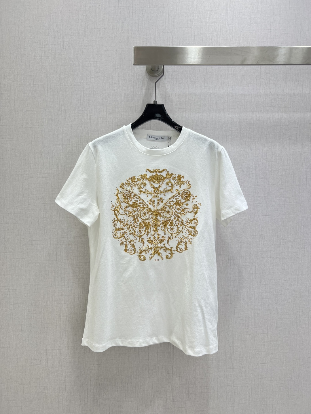 NO:629935,Highly recommended DIO*2025 new autumn and winter round neck beaded printed logo short-sleeved T-shirt  Customized YB mercerized cotton material, silky texture, comfortable to wear, slim-fitting short-sleeved cut, slim and fashionable to wear, printed embroidery beading technology is used on the chest to outline plant textures such as vines, and finally combined into a butterfly outline shape, combined with the letter logo below, to strengthen the brand identity, with a fashionable and high-end sense, refracted luster, fashionable and relaxed, and stylish when worn alone. Two colors SML code  High quality ABC,,dior,T-shirt,tees,t-shirt,alexander wang19860909强烈推荐 DIO*2025秋冬新款 圆领钉珠印花徽标短袖T恤 定制YB丝光全棉材质,质感丝滑,穿搭舒适,修身短袖剪裁,穿搭显瘦时尚,胸前利用印花刺绣钉珠工艺,勾勒出藤蔓等植物系纹理,最终组合成蝴蝶轮廓造型,配合下方字母徽标,加强品牌标识度,时尚高级感立现,折射光泽,时髦松弛,单穿内搭都出彩时髦.两个色 SML码 高品质ABC,,dior,T-shirt,tees，t-shirt,alexander wang,Women's clothing