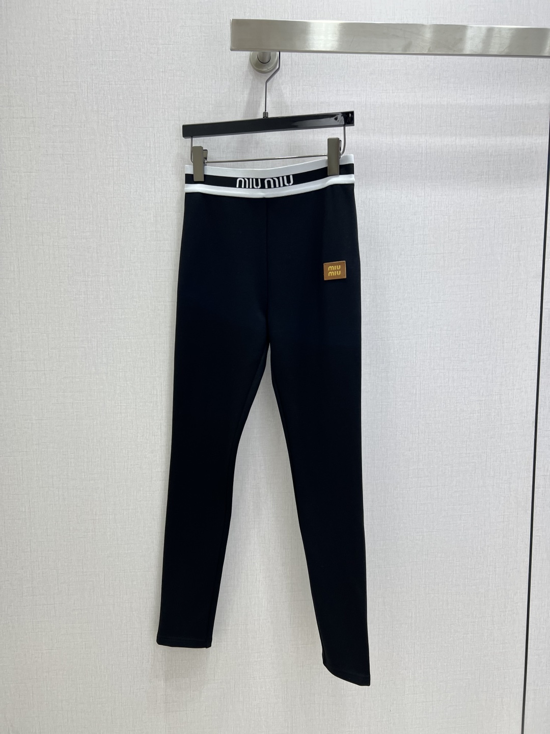 NO:628556,Highly recommended MiU* new autumn and winter style, ribbon letter leggings, velvet leggings, medium and high waist elastic, yoga pants, sports pants, fitness pants, tight and super slim, comfortable and easy to wear, making the body slimmer and taller!  Super versatile, a must-have for a goddess’s wardrobe. Order now. One color, SML code. High quality ABC, miumiu, alexander wang19860909强烈推荐 MiU*秋冬新款 织带字母打底长裤 加绒打底裤 中高腰弹力,瑜珈裤,运动裤,健身裤,紧身超显瘦 舒适好穿上身显瘦又高挑！ 超百搭 女神衣橱必备款.砸单过来吧 一个色 SML码 高品质ABC,,miumiu,alexander wang,Women's clothing