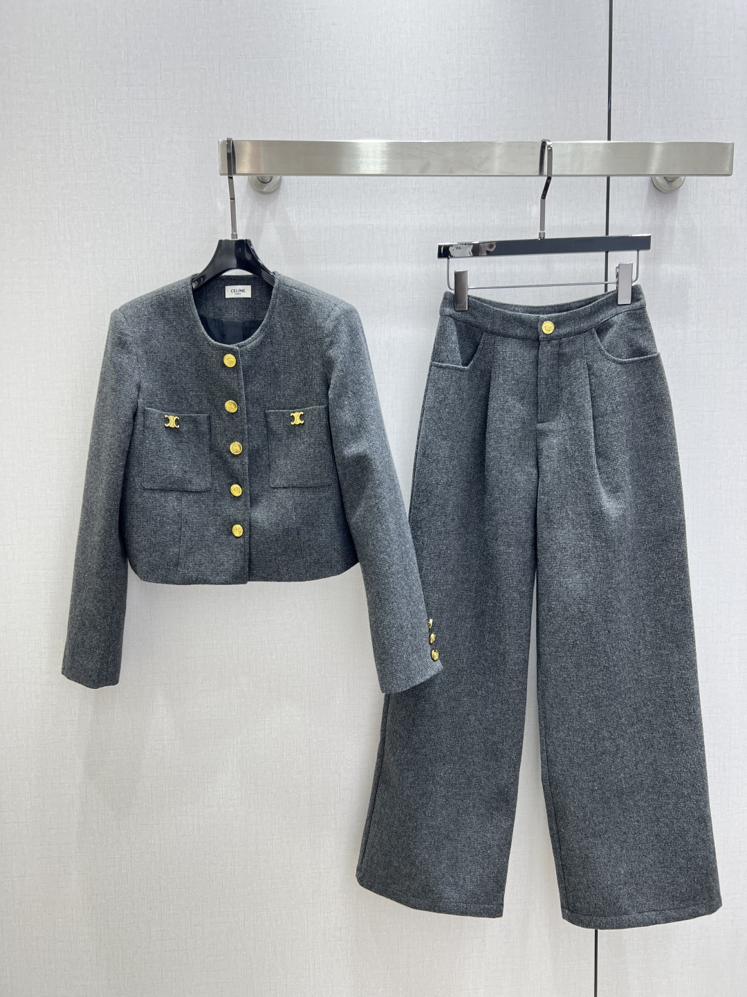 NO:628581,Highly recommended CEL* new autumn and winter round neck buttoned woolen suit. Classic shape. I fell in love with it at first sight. The pattern design can modify the neck line very well, and the upper body temperament is immediately improved. Customized buttons. The pattern is very beautiful on the upper body. The color is super white. One color SMLXL code. High quality ABC,,alexander wang19860909强烈推荐 CEL*秋冬新款 圆领纽扣毛呢套装 经典造型 一眼就爱上了,版型设计能很好的修饰颈部线条,上身气质立马提升,定制纽扣,版型上身巨好看,颜色超显白 一个色 SMLXL码 高品质ABC,,alexander wang,Women's clothing