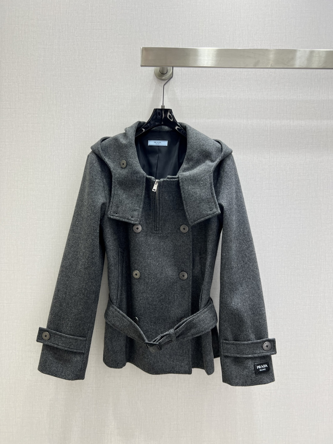 NO:628570,Highly recommended PRA* new autumn and winter style hooded woolen belt windbreaker jacket, classic and stylish, has its own aura, the fabric texture is very nice, fashionable and high-end, the color is super positive, the upper body is white and slim, it has a cool and handsome series, the upper body is full of aura when walking, the length is just right, easy to control, one color SML code, high quality ABC, prada, jackets & coats, hats, alexander wang19860909强烈推荐 PRA*秋冬新款 连帽毛呢腰带风衣外套 经典又有型 自带气场 面料质感很奈斯 时髦又高级 颜色超级正 上身显白又显瘦 自带酷帅感的系列 走路都带风上身气场全开 长度恰到好处 轻松驾驭 一个色 SML码 高品质ABC,,prada,jackets & coats,hats,alexander wang,Women's clothing