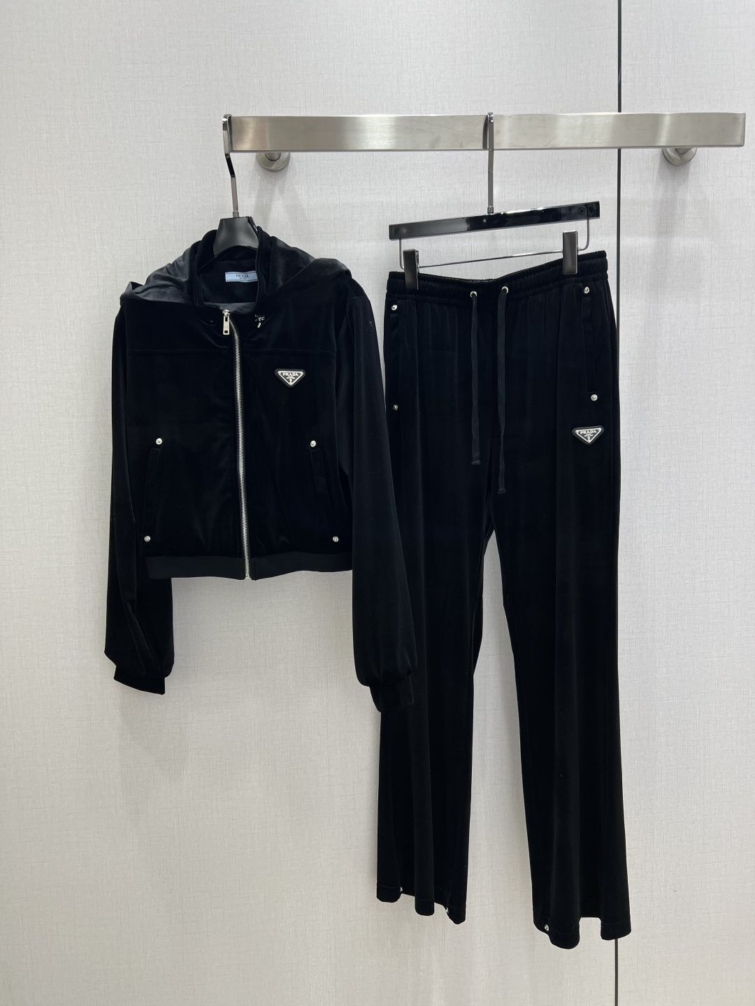 NO:628595,Highly recommended PRA* new autumn and winter hooded velvet suit with detachable hood that everyone can control. High-density fashionable casual style. Vintage is handsome. Medieval style. It meets the dual needs of comfort and fashion and can be integrated into every daily dressing scene. Playful and age-reducing design elements full of vitality. One color SML code. High quality ABC, prada, hats, alexander wang19860909强烈推荐 PRA*秋冬新款 连帽丝绒套装 帽子可拆卸 人人都能驾驭 高密度时髦休闲风 Vintage帅气 中古风 贴合舒适与时髦的双需求能融入每个日常的穿搭场景中.俏皮减龄充满元气的设计元素 一个色 SML码 高品质ABC,,prada,hats,alexander wang,Women's clothing