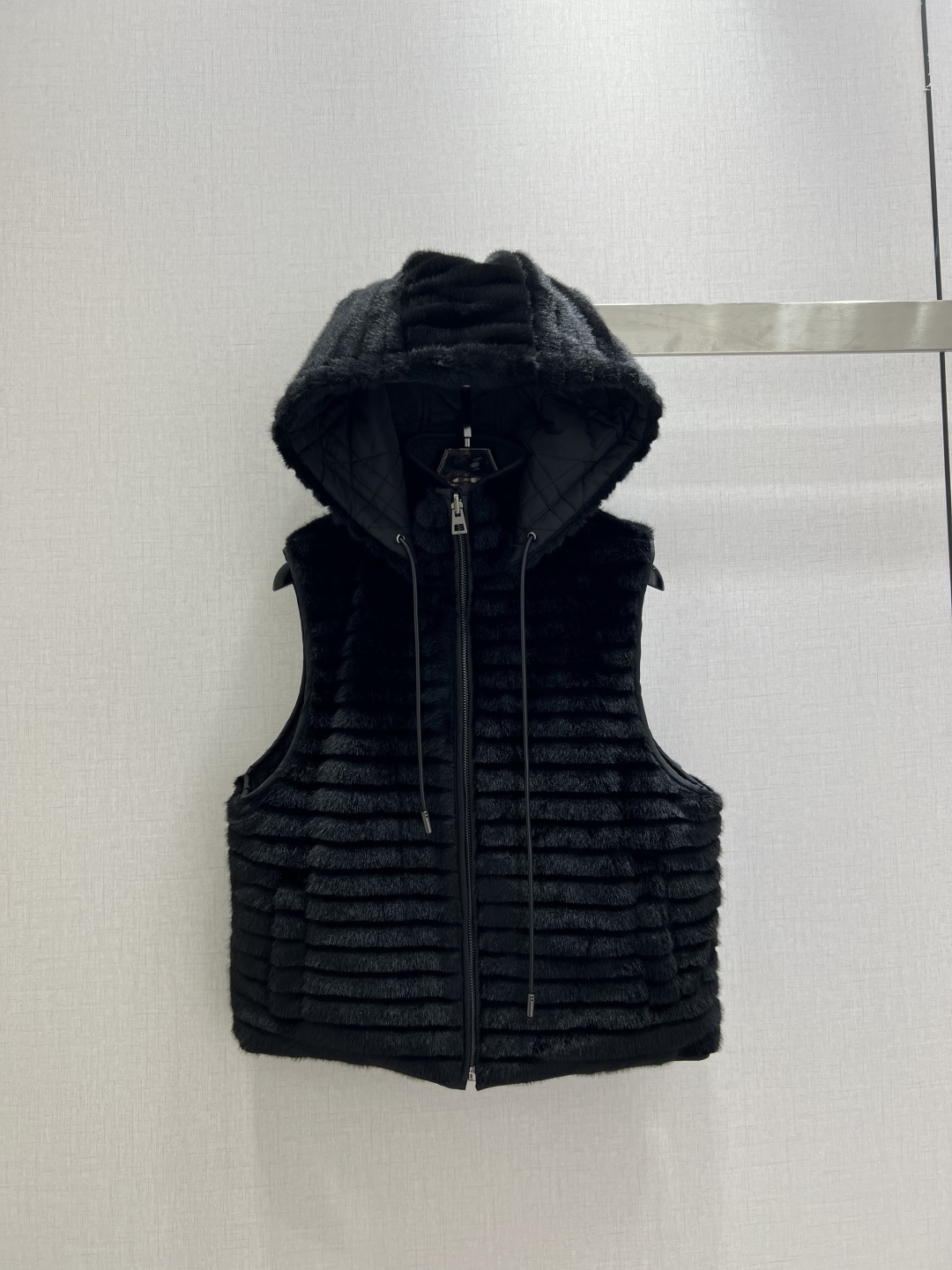 NO:629908,Highly recommended DIO* 2025 new autumn and winter hooded zipper reversible vest jacket. The vest is designed to be worn on both sides. One side is decorated with horizontal stripes and is made of vertical fur plush. The texture is soft and comfortable. One side has a cannage pattern and is filled with down cotton. The texture is high-end and fashionable. The zipper vest is cut. The overall fit is slim and upright. When layered, it is full of style. One color SML code. High quality ABC, dior, jackets & coats, down  jacket,hats,alexander wang19860909强烈推荐 DIO*2025秋冬新款 连帽拉链双面穿马甲外套 马甲两面穿设计,一侧饰以横纹分布垂顺皮草毛绒材质,质感柔软舒适,一面藤格纹走线配合羽绒棉填充,质感高级,穿搭时尚,拉链马甲剪裁,整体修身立挺,叠穿上身洋气十足.一个色 SML码 高品质ABC,,dior,jackets & coats,down jacket,hats,alexander wang,Women's clothing