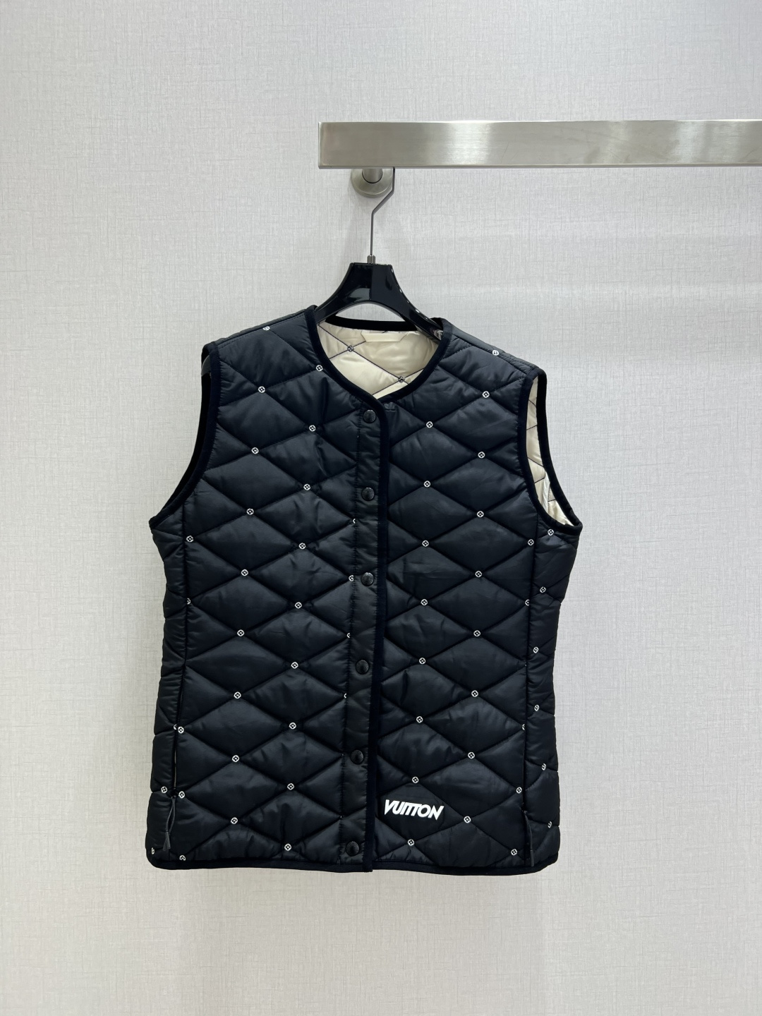 NO:629909,Highly recommended LV*2025 autumn and winter new style round neck rhombus cotton vest jacket 25 ski series #customized YB imported nylon material, down cotton filling inside, the whole piece is light and warm, snap button cardigan vest, warm and not bulky, more wearable, the whole body is rhombus embossed with routing, the four corners of the joint are embellished with four-leaf clover hollow logos, echoing the printed letters on the hem, black apricot contrasting colors inside and outside, high-end style. One color  SMLXL code high quality ABC,,louis vuitton,jackets & coats,down jacket,alexander wang19860909强烈推荐 LV*2025秋冬新款 圆领菱格棉服马甲外套 25滑雪系列#定制YB进口尼龙材质,羽绒棉填充内里,整件轻盈保暖,按扣开襟马甲,暖和不显臃肿,穿搭性更强,通体菱格压纹走线满铺,衔接处四角落以四叶草镂空徽标点缀,与下摆印花字母呼应,内外黑杏撞色,高级洋气.一个色 SMLXL码 高品质ABC,,louis vuitton,jackets & coats,down jacket,alexander wang,Women's clothing