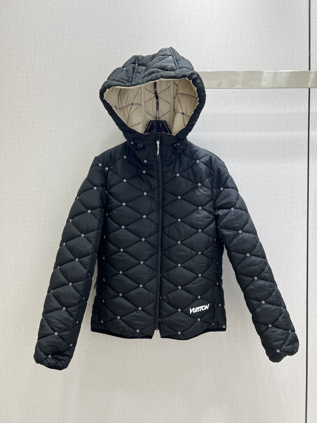 NO:629922,Highly recommended LV*2025 new autumn and winter hooded rhombus embroidered cotton jacket  25 Ski Series # Customized YB imported nylon material, down cotton filling lining, the whole piece is light and warm, hooded zipper cotton jacket, elastic band adjustment at the collar, warm and not bulky, more wearable, diamond embossed lines all over the body, four-leaf clover hollow logo embellishment at the four corners of the connection, echoing the printed letters on the hem, inner letter cloth stickers to enrich the details, the first choice for autumn and winter layering, high-end style. One color SMLXL code  High quality ABC,,louis vuitton,jackets & coats,down jacket,hats,alexander wang19860909强烈推荐 LV*2025秋冬新款 连帽菱格刺绣棉服外套 25滑雪系列#定制YB进口尼龙材质,羽绒棉填充内里,整件轻盈保暖,连帽拉链棉服外套,领边松紧带调节,暖和不显臃肿,穿搭性更强,通体菱格压纹走线满铺,衔接处四角落以四叶草镂空徽标点缀,与下摆印花字母呼应,内侧字母布贴让细节更丰富,秋冬叠穿首选,高级洋气.一个色 SMLXL码 高品质ABC,,louis vuitton,jackets & coats,down jacket,hats,alexander wang,Women's clothing