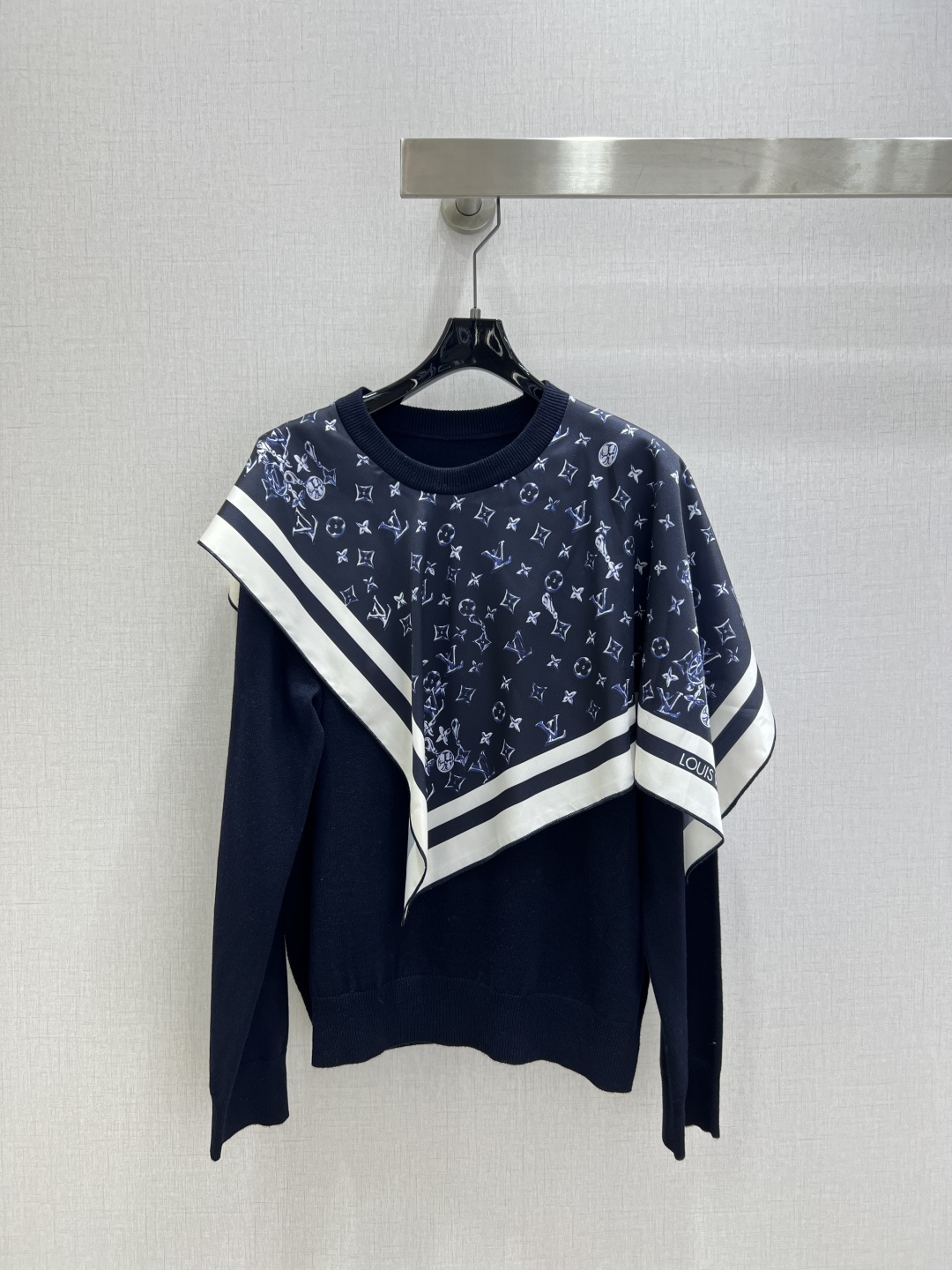 NO:629898,Highly recommended LV*2025 new autumn and winter printed silk scarf shawl knitted top  Customized YB wool yarn weaving, high-quality texture, comfortable and soft, round-neck knitted sweater cut, flat stitch fine texture, whole body thread binding, easily highlighting the full texture of details, extending from the neck to the shoulders and chest, covered in the form of a scarf shawl, showing an asymmetrical tilting effect, embellished with a four-leaf clover letter logo, combined with refractive three-dimensional printing, more refined and advanced, regular fit tailoring, wearing a slim and tolerant, fashionable temperament. Two colors SMLXL code  High quality ABC,,louis vuitton,sweaters,shawls,alexander wang19860909强烈推荐 LV*2025秋冬新款 印花丝巾披肩针织上衣 定制YB羊毛纱线织造,质感高级,舒适柔软,圆领针织毛衣剪裁,平针细腻肌理,大身通体螺纹包边,轻松突出满分细节质感,自脖颈延伸至两肩及胸口,以丝巾披肩形式外罩,呈现出不对称倾斜效果,上有四叶草字母徽标点缀,配合折射立体感印花,更显精致高级,常规版型剪裁,穿搭显瘦包容,时尚气质.两个色 SMLXL码 高品质ABC,,louis vuitton,sweaters,shawls,alexander wang,Women's clothing