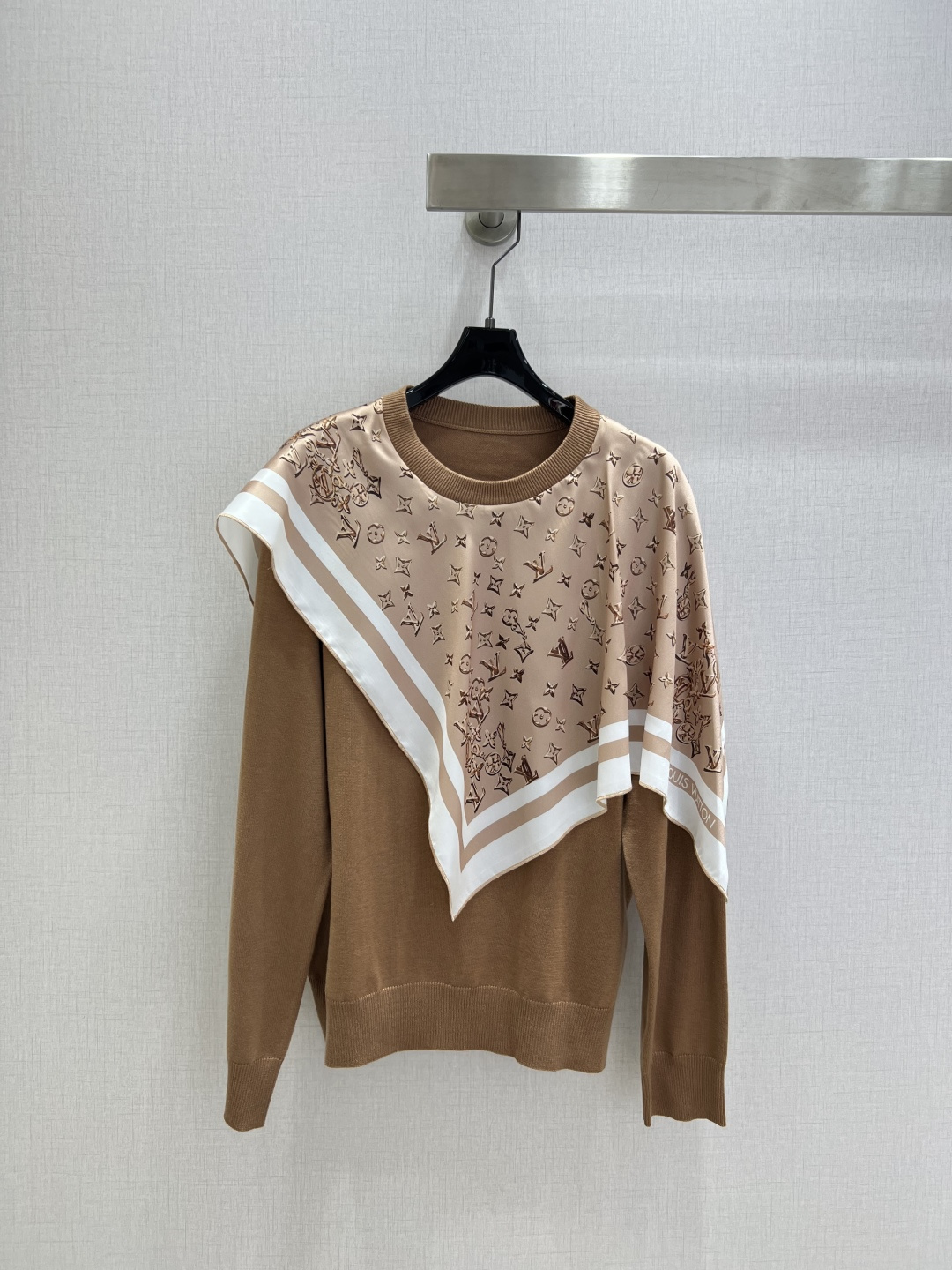 NO:629888,Highly recommended LV*2025 new autumn and winter printed silk scarf shawl knitted top  Customized YB wool yarn weaving, high-quality texture, comfortable and soft, round-neck knitted sweater cut, flat stitch fine texture, whole body thread binding, easily highlighting the full texture of details, extending from the neck to the shoulders and chest, covered in the form of a scarf shawl, showing an asymmetrical tilting effect, embellished with a four-leaf clover letter logo, combined with refractive three-dimensional printing, more refined and advanced, regular fit tailoring, wearing a slim and tolerant, fashionable temperament. Two colors SMLXL code  High quality ABC,,louis vuitton,sweaters,shawls,alexander wang19860909强烈推荐 LV*2025秋冬新款 印花丝巾披肩针织上衣 定制YB羊毛纱线织造,质感高级,舒适柔软,圆领针织毛衣剪裁,平针细腻肌理,大身通体螺纹包边,轻松突出满分细节质感,自脖颈延伸至两肩及胸口,以丝巾披肩形式外罩,呈现出不对称倾斜效果,上有四叶草字母徽标点缀,配合折射立体感印花,更显精致高级,常规版型剪裁,穿搭显瘦包容,时尚气质.两个色 SMLXL码 高品质ABC,,louis vuitton,sweaters,shawls,alexander wang,Women's clothing