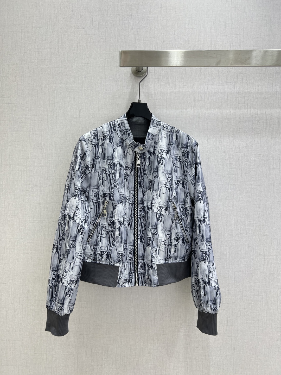 NO:629948,Highly recommended LV*2025 autumn and winter new style zipper reversible jacket belt pleated long skirt separate batches  Customized YB imported thick twill material, glossy texture, smooth and stylish, zipper stand collar jacket tailoring, one side is covered with leather brand printing, interspersed with the four-leaf clover logo, the other side is dark and light gray contrasting stitching, dark gray with a jacquard dark pattern of the four-leaf clover letter logo, realizing two wears, a gorgeous and low-key look  Designed for wear, it is paired with a reactive printed mid-length skirt from the same series. It is fastened with a triple perforated buckle belt in the center, revealing a white accordion pleated short lining. The long symmetrical skirt on the outside echoes the jacquard texture of the upper body jacket. The style is more neat and fashionable, highlighting the high-end trend positioning. The upper body of the set is fashionable and foreign-style. One color  SMLXL code high quality outerwear,,louis vuitton,skirts,jackets & coats,jackets & coats,alexander wang19860909强烈推荐 LV*2025秋冬新款 拉链双面穿夹克外套 腰带压褶长半裙 分开批 定制YB进口斜纹稠材质,质感光泽,垂顺有型,拉链立领夹克外套剪裁,一面皮牌印花满铺,穿插四叶草徽标,另一面深浅灰色系撞色拼接,深灰带四叶草字母徽标提花暗纹,实现一衣两穿,华丽低调兼具的多用穿搭设计,搭配同系列活性印花中长半裙,居中三重穿孔带扣腰带固定,露出白色风琴百褶短内衬,外侧长对称裙摆以提花纹理呼应上身夹克,风格更利落时尚,彰显高端潮流定位,成套上身时髦洋气.一个色 SMLXL码 高品质外,,louis vuitton,skirts,jackets & coats,jackets & coats,alexander wang,Women's clothing