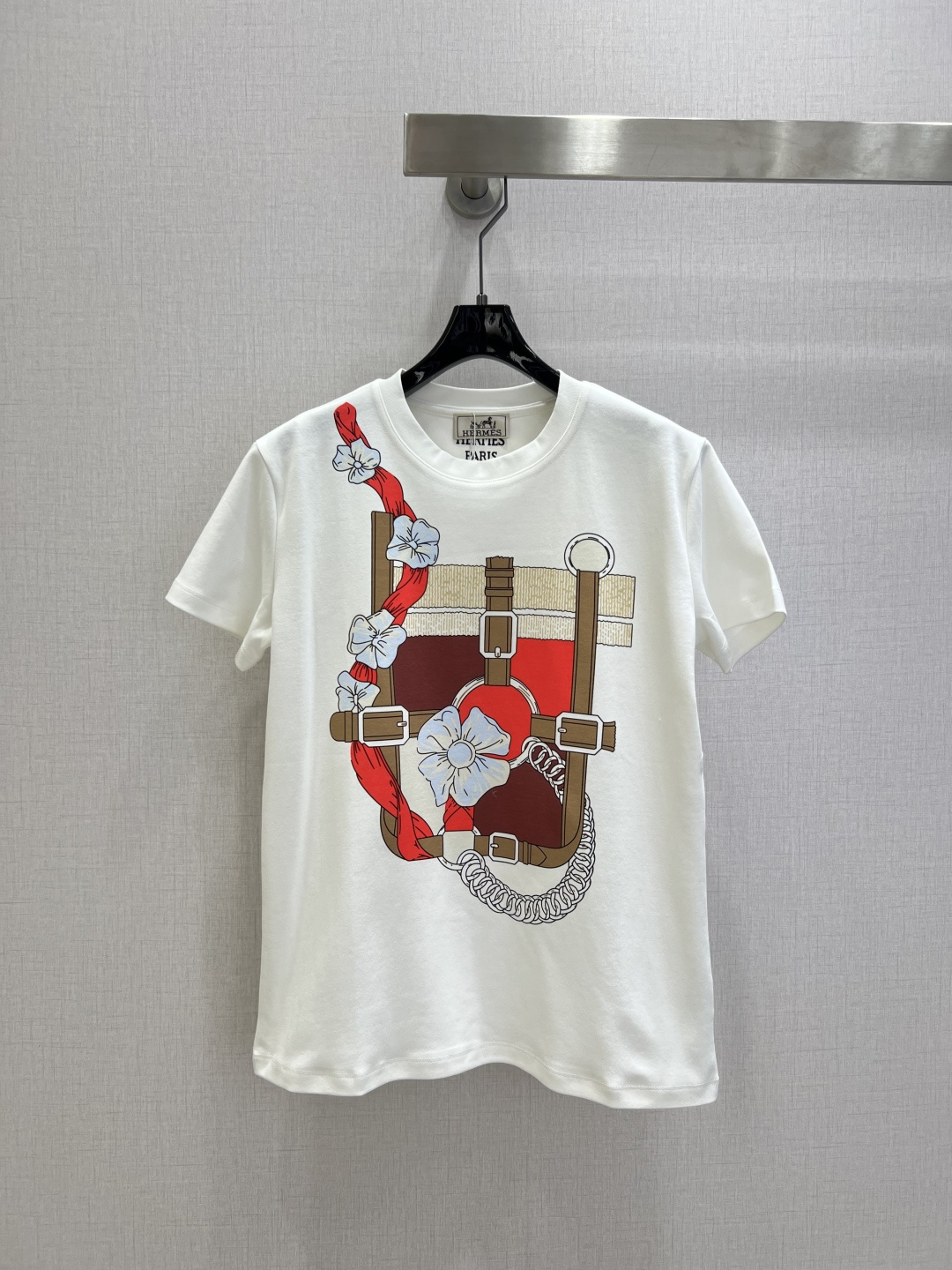 NO:654673,Highly recommended HER*2025 new autumn and winter round neck logo printed short-sleeved T-shirt. Customized YB twill cotton material, fine texture, comfortable and breathable, regular short-sleeved cutting, highlighting the brand style. Made of 100% cotton material, slightly stretchy, showing a slimming visual effect. The color-restoring printing process on the chest outlines the shape of the flower pattern belt buckle. The colors are rich, echoing the brand style, the artistic style is rich in layers, fashionable and casual, and it is stylish and stylish when worn alone. One color SML code  High quality ABC,,T-shirt,tees,t-shirt,alexander wang19860909强烈推荐 HER*2025秋冬新款 圆领徽标印花短袖T恤 定制YB斜纹全棉材质,质感细腻,舒适透气,常规短袖裁剪,凸显品牌格调,采用全棉材质,略带有弹力,呈现显瘦视觉效果,胸前还原色彩的印花工艺勾勒花朵图案皮带扣造型,色彩丰富,品牌格调呼应,艺术风格层次丰富,时髦休闲,单穿内搭都出彩时髦.一个色 SML码 高品质ABC,,T-shirt,tees，t-shirt,alexander wang,Women's clothing