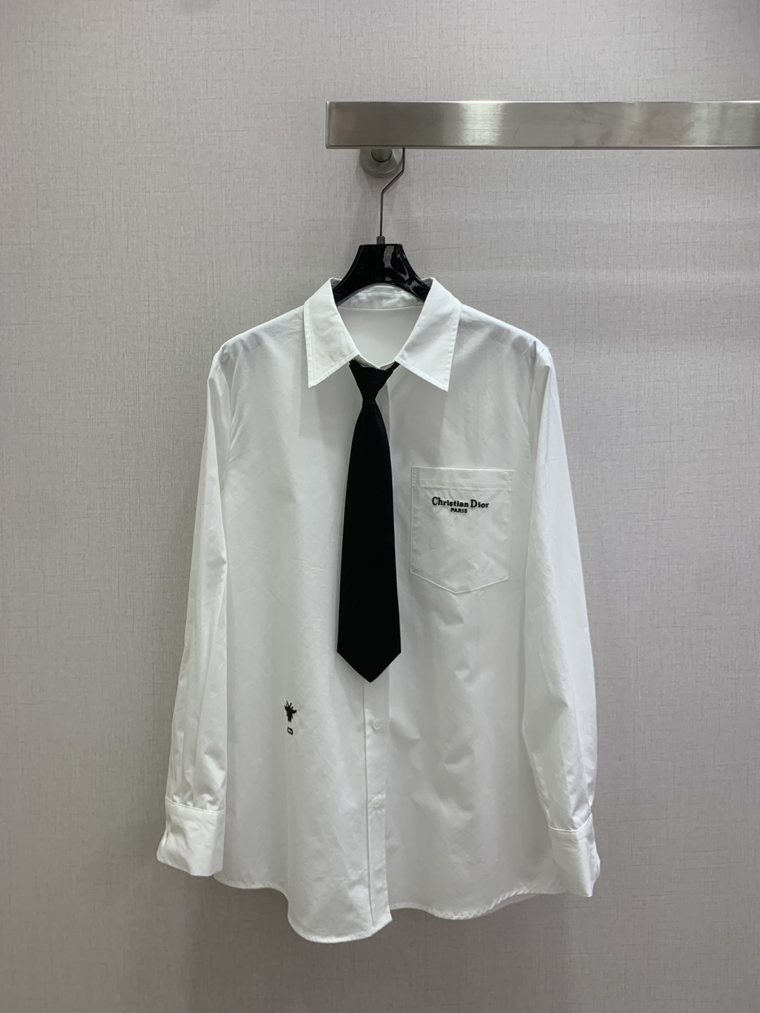 NO:654681,Highly recommended Dio* 2025 new autumn and winter tie embroidered pocket shirt, chic and beautiful to wear inside and outside, bee embroidered white long-sleeved shirt + tie, one color SML code, high quality ABC, dior, shirts, ties, alexander wang19860909强烈推荐 Dio*2025秋冬新款 领带刺绣口袋衬衫 内搭外穿别致气质美 蜜蜂刺绣白色长袖衬衫+领带 一个色 SML码 高品质ABC,,dior,shirts,ties,alexander wang,Women's clothing