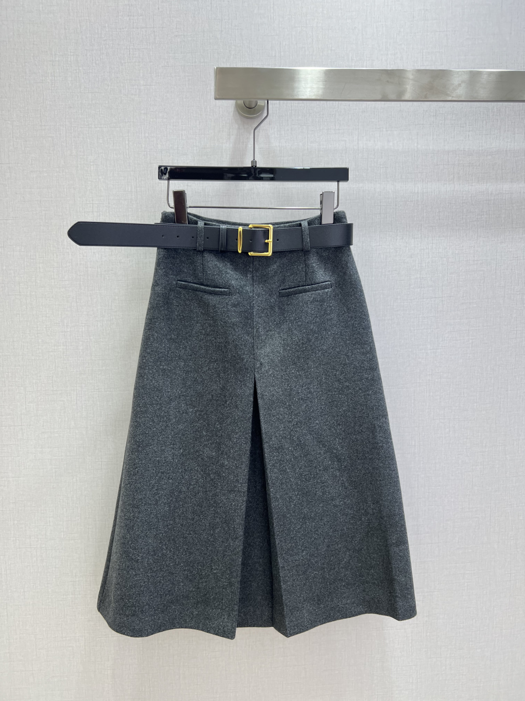 NO:654646,Highly recommended MIU*2025 new autumn and winter style wool pleated long skirt with belt, crotch-covering, slim fit, versatile style, four colors, SMLXL code, high quality ABC,,miumiu,skirts,alexander wang19860909强烈推荐 MIU*2025秋冬新款 羊毛压褶长半裙 配皮带 遮胯气质修身 百搭款 四个色 SMLXL码 高品质ABC,,miumiu,skirts,alexander wang,Women's clothing