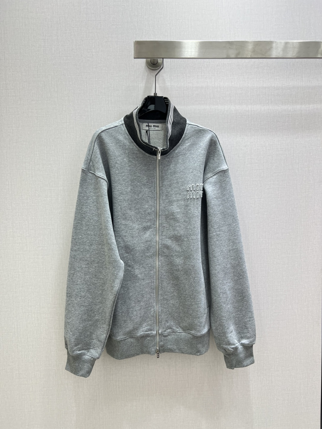 NO:654608,Highly recommended MIU*2025 new autumn and winter letter patch embroidered casual zipper jacket exclusively developed by yb!  High quality production!  The low-key letter jacquard on the chest is the brand logo, and the collar has hidden pinstripes in contrasting colors, hiding a Miu-style sweet and cool charm in simplicity; the oversize silhouette + full zipper placket can be worn open to expose the inner layers, and zipped up to create a lazy and casual atmosphere; the cuffs are slightly piled + the hem is draped, hiding the flesh and looking slim while bringing a sense of casual relaxation!  A gray coat revitalizes the relaxed, sweet and cool feel of your early spring wardrobe. One color, SML code, high quality ABC,,miumiu,versace,jackets & coats,alexander wang19860909强烈推荐 MIU*2025秋冬新款 字母贴布绣休闲拉链外套 独家yb开发！高版出品！胸前低调字母提花是品牌标识,领口暗藏细条纹撞色,简约里藏着Miu式甜酷小心机；oversize廓形+全拉链开襟,既能敞开穿露内搭层次,拉上又是慵懒随性的氛围；袖口微堆+下摆垂坠,藏肉显瘦同时自带随性松弛感！一件灰外套,盘活早春衣橱的松弛甜酷感.一个色 SML码 高品质ABC,,miumiu,versace,jackets & coats,alexander wang,Women's clothing