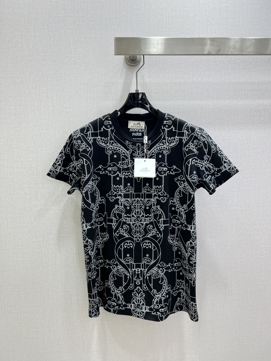 NO:654664,Highly recommended HER* 2025 new autumn and winter round neck logo printed short-sleeved T-shirt. Customized YB mercerized cotton material, fine texture, comfortable and breathable, regular short-sleeved cutting, highlighting the brand style. Made of mercerized cotton material, slightly stretchy, showing a slimming visual effect. The whole body is printed with a printing process to restore the lock totem pattern, which echoes the brand style. The artistic style is rich in layers, fashionable and casual, and is stylish when worn alone or worn inside. Two colors SML code  High quality ABC,,T-shirt,tees,t-shirt,alexander wang19860909强烈推荐 HER*2025秋冬新款 圆领徽标印花短袖T恤 定制YB丝光全棉材质,质感细腻,舒适透气,常规短袖裁剪,凸显品牌格调,采用丝光全棉材质,略带有弹力,呈现显瘦视觉效果,通体以印花工艺还原锁扣图腾图案,品牌格调呼应,艺术风格层次丰富,时髦休闲,单穿内搭都出彩时髦.两个色 SML码 高品质ABC,,T-shirt,tees，t-shirt,alexander wang,Women's clothing