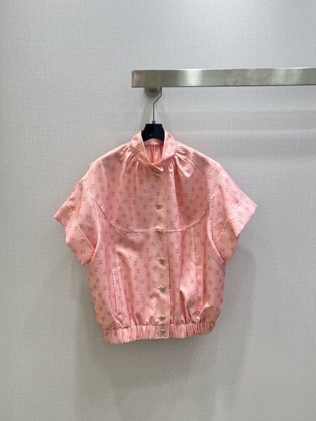 NO:654651,Highly recommended CHA*2026 early spring new printed stand collar short-sleeved shirt  Customized YB imported cotton silk material, light and comfortable texture, high-end luster, stand-up collar short-sleeved jacket cut, ready-to-wear with reactive printing technology, showing a full-length pink background with a deep pink double-C printed dark logo pattern, which has a sweet and rich fragrance. The folded cuffs are tightened with elastic threads at the hem, the contour line is rich and layered, and the placket is decorated with three-dimensional striped rhinestone double-C round buckles. The short style is playful and charming, and a must-have eye-catching outfit for vacation dates. One color SML code High-quality ABC,,chanel,jackets  & coats,shirts,T-shirt,alexander wang19860909强烈推荐 CHA*2026早春新款 印花立领短袖衬衫 定制YB进口绵绸材质,质地轻薄舒适,光泽高级,立领短袖外套剪裁,成衣以活性印花工艺,呈现满幅粉色打底深粉色双C印花暗纹徽标图案,极具香家千金感甜美气息.翻折袖口搭配下摆弹力螺纹收紧,轮廓线丰富层次,开襟点缀立体条纹水钻双C圆扣装饰,短款俏皮迷人,度假约会必备亮眼穿搭.一个色 SML码 高品质ABC,,chanel,jackets & coats,shirts,T-shirt,alexander wang,Women's clothing