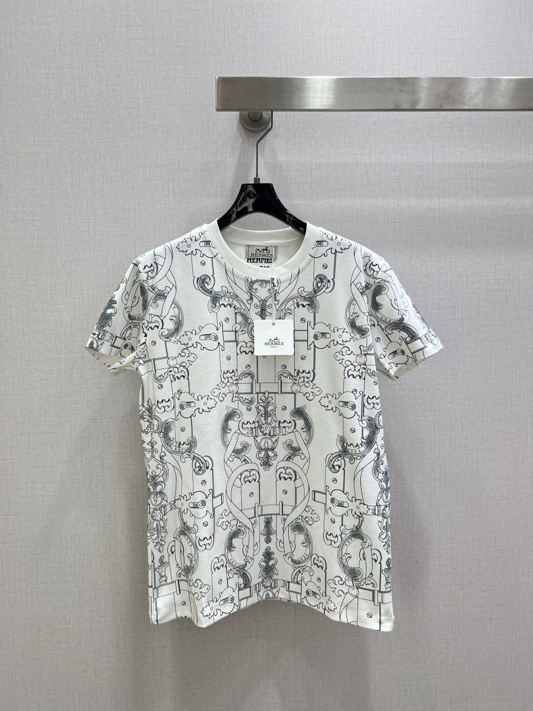 NO:654654,Highly recommended HER* 2025 new autumn and winter round neck logo printed short-sleeved T-shirt. Customized YB mercerized cotton material, fine texture, comfortable and breathable, regular short-sleeved cutting, highlighting the brand style. Made of mercerized cotton material, slightly stretchy, showing a slimming visual effect. The whole body is printed with a printing process to restore the lock totem pattern, which echoes the brand style. The artistic style is rich in layers, fashionable and casual, and is stylish when worn alone or worn inside. Two colors SML code  High quality ABC,,T-shirt,tees,t-shirt,alexander wang19860909强烈推荐 HER*2025秋冬新款 圆领徽标印花短袖T恤 定制YB丝光全棉材质,质感细腻,舒适透气,常规短袖裁剪,凸显品牌格调,采用丝光全棉材质,略带有弹力,呈现显瘦视觉效果,通体以印花工艺还原锁扣图腾图案,品牌格调呼应,艺术风格层次丰富,时髦休闲,单穿内搭都出彩时髦.两个色 SML码 高品质ABC,,T-shirt,tees，t-shirt,alexander wang,Women's clothing