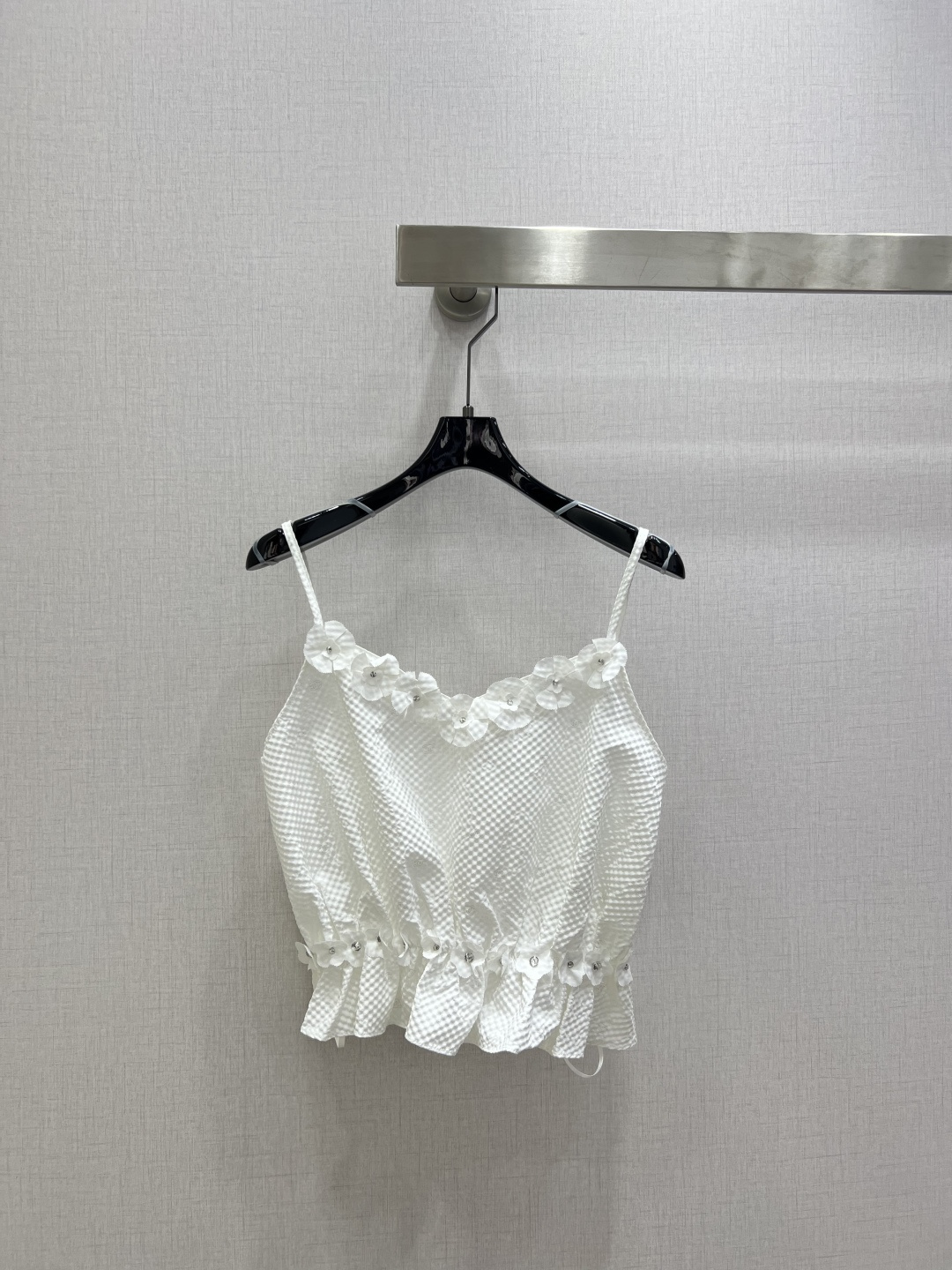 NO:654660,Highly recommended CHA*2026 early spring new camellia thin shoulder suspender top  Customized YB imported cotton silk material, comfortable texture, skin-friendly and breathable, thin shoulder straps, hot and fashionable cut, concave and convex texture all over, with double C dark pattern, the neckline is outlined with three-dimensional rhinestone camellia hemming, echoing the iconic elements of Xiangjia, enriching the design layer, highlighting the brand style, the small camellia on the waist echoes, making the simple and elegant elements more low-key luxury, easily outlines the waist, wears in good proportion, and shows a more advanced texture  , a camisole suitable for vacation and can be used in different occasions, playful and stylish. One color SML code, high quality ABC,,chanel,alexander wang19860909强烈推荐 CHA*2026早春新款 山茶花细肩吊带上衣 定制YB进口棉绸材质,质感舒适,亲肤透气,细肩吊带,裁剪热辣时髦,通体凹凸肌理感,搭配点缀的双C暗纹,领口以立体水钻山茶花包边勾勒,呼应香家标志性元素,丰富设计层次,突出品牌格调,腰间小山茶花呼应,让素雅元素更显低调奢华,轻松勾勒腰身,穿出好比例,更显高级质感 ,一款适合度假也可凌驾不同场合吊带背心,俏皮洋气.一个色 SML码 高品质ABC,,chanel,alexander wang,Women's clothing