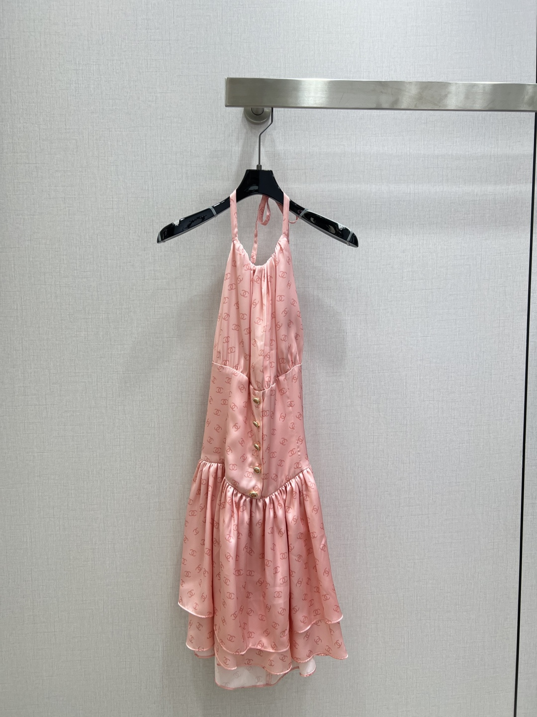 NO:654643,Highly recommended CHA*2026 early spring new printed suspender halter dress  Customized YB imported silk material, the texture is light and comfortable, elegant and light. The halter neck dress is cut with a flat chest line to modify the shoulder line, revealing the charming collarbone and sexy back. The ready-to-wear is made of reactive printing technology, showing a full-length pink background with a dark pink double C printed dark logo pattern.  It has a sweet scent that feels like a daughter of a fragrant family. The pleats on the chest are combined with the waist to be flat and tightened to outline the curves. The center is decorated with three-dimensional stripes and rhinestone double C round buckles. It is combined with the layered cake skirt design at the hem to modify the waist and shoulders. It is full of style, playful and charming, and is a must-have dazzling outfit for vacation dates. One color  SML code high quality ABC,,chanel,skirts,alexander wang19860909强烈推荐 CHA*2026早春新款 印花吊带挂脖连衣裙 定制YB进口丝绸材质,质地轻薄舒适,飘逸轻盈,吊带挂脖连衣裙剪裁,平口胸线修饰肩部线条,露出迷人锁骨和性感背部,成衣以活性印花工艺,呈现满幅粉色打底深粉色双C印花暗纹徽标图案,极具香家千金感甜美气息.胸前褶皱配合腰身平铺收紧,勾勒曲线,中间点缀立体条纹水钻双C圆扣装饰,配合下摆层叠蛋糕裙边设计,修饰腰挎,尽显风情,俏皮迷人,度假约会必备亮眼穿搭.一个色 SML码 高品质ABC,,chanel,skirts,alexander wang,Women's clothing