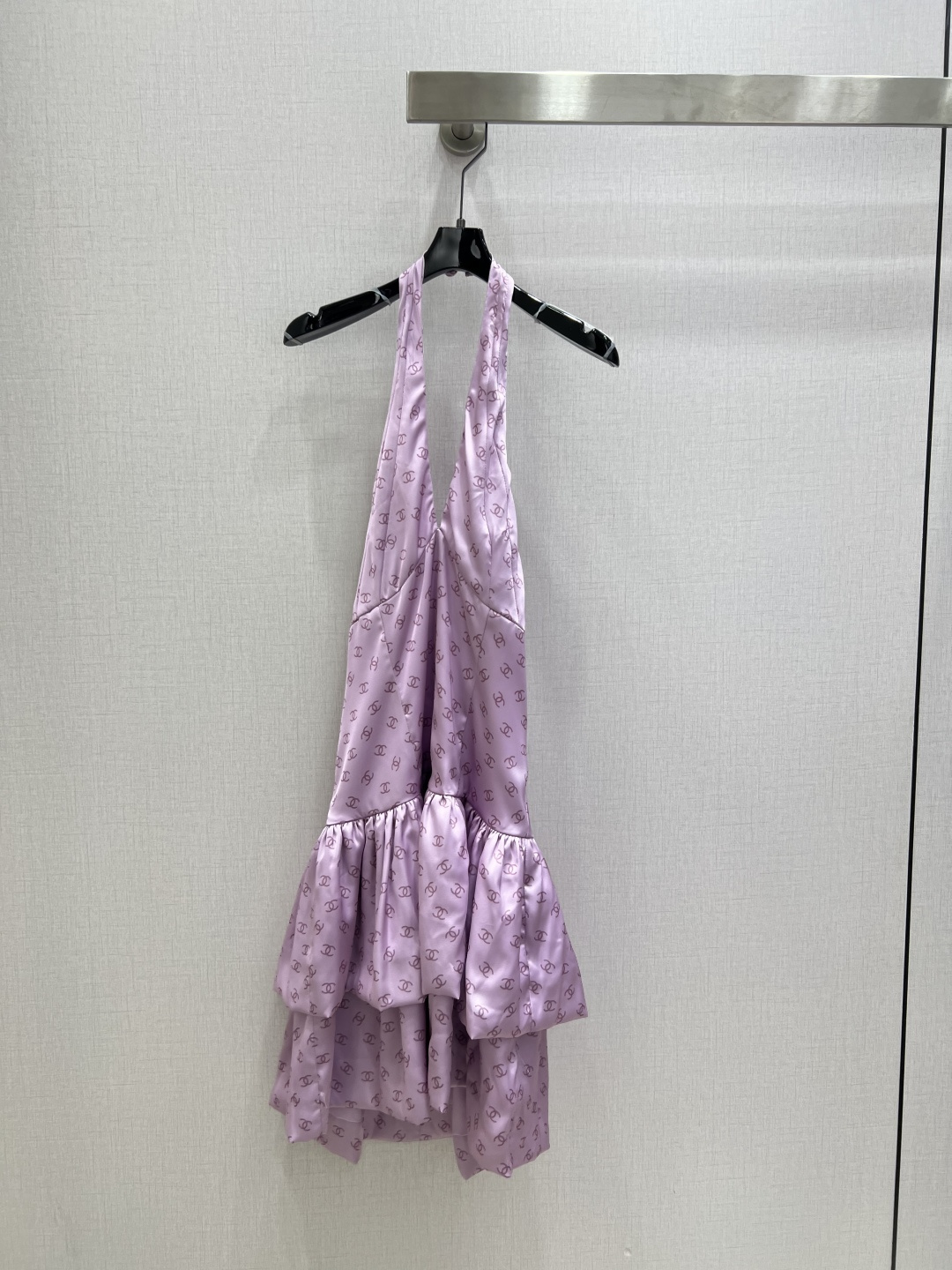 NO:654638,Highly recommended CHA*2026 early spring new printed suspender halter dress  Customized YB imported silk material, the texture is light and comfortable, elegant and light. The halter neck dress is cut to reveal the charming collarbone and sexy back. The ready-made garment uses active printing technology to present a full-width purple bottom double C printed dark logo pattern, which is very  The sweet scent of a daughter of the Xiang family. The deep V front chest line, which is flat and tightened with the waist, outlines the curve. The hem is embellished with a layered fluffy bubble skirt design, which modifies the waist and shoulder, showing the style. The short style is playful and charming, and is a must-have eye-catching outfit for vacation dates. One color  SML code high quality ABC,,chanel,skirts,alexander wang19860909强烈推荐 CHA*2026早春新款 印花吊带挂脖连衣裙 定制YB进口丝绸材质,质地轻薄舒适,飘逸轻盈,吊带挂脖连衣裙剪裁,露出迷人锁骨和性感背部,成衣以活性印花工艺,呈现满幅紫色打底双C印花暗纹徽标图案,极具香家千金感甜美气息.深V前襟胸线,配合腰身平铺收紧,勾勒曲线,下摆点缀层叠蓬松泡泡裙边设计,修饰腰挎,尽显风情,短款俏皮迷人,度假约会必备亮眼穿搭.一个色 SML码 高品质ABC,,chanel,skirts,alexander wang,Women's clothing