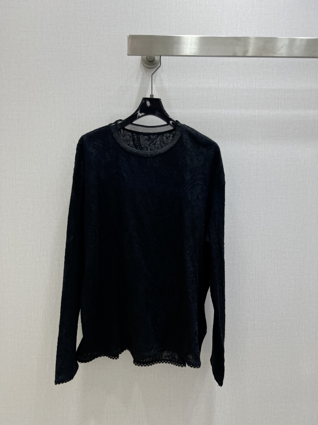 NO:656244,Highly recommended CEL*2025 new autumn and winter dark tone lace knitted top |  The symbiotic aesthetics of laziness and sophistication. When the softness of see-through lace collides with the casualness of knitted texture, this black top becomes a contradiction in style - yet perfectly harmonious. It is lazy, with a loose silhouette that allows you to stretch freely, and the soft and waxy touch of long velvet knitting wraps up all fatigue; it is also delicate, with dark patterned lace that seems to be hidden in the light and shadow.  It outlines a hazy sense of high-end, and the slightly see-through design of the neckline adds a touch of caution. It can be worn alone to create a cool and relaxed feel, or it can be layered to become the finishing touch of the style. Between daily and niche, it draws a unique style boundary for you, making every outfit like a quiet aesthetic expression. 40 wool is delicate and smooth, soft and skin-friendly.  Two colors SML code high quality ABC, alexander wang19860909强烈推荐 CEL*2025秋冬新款 暗调蕾丝针织上衣 | 慵懒与精致的共生美学,当透视蕾丝的柔媚撞上针织肌理的随性,这件黑色上衣便成了风格的矛盾体——却又和谐得恰到好处.它是慵懒的,宽松廓形任你自在舒展,长绒针织的软糯触感裹住所有疲惫；它又是精致的,暗纹蕾丝似隐似现,在光影里勾勒出朦胧的高级感,领口的微透设计更添一丝小心机.可单穿演绎酷飒松弛感,也能叠穿成为造型的点睛之笔.在日常与小众之间,它为你划开一道独属于你的风格边界,让每一次穿搭都像一场不动声色的审美表达.40羊毛细腻柔滑,软糯亲肤 两个色 SML码 高品质ABC,,alexander wang,Women's clothing