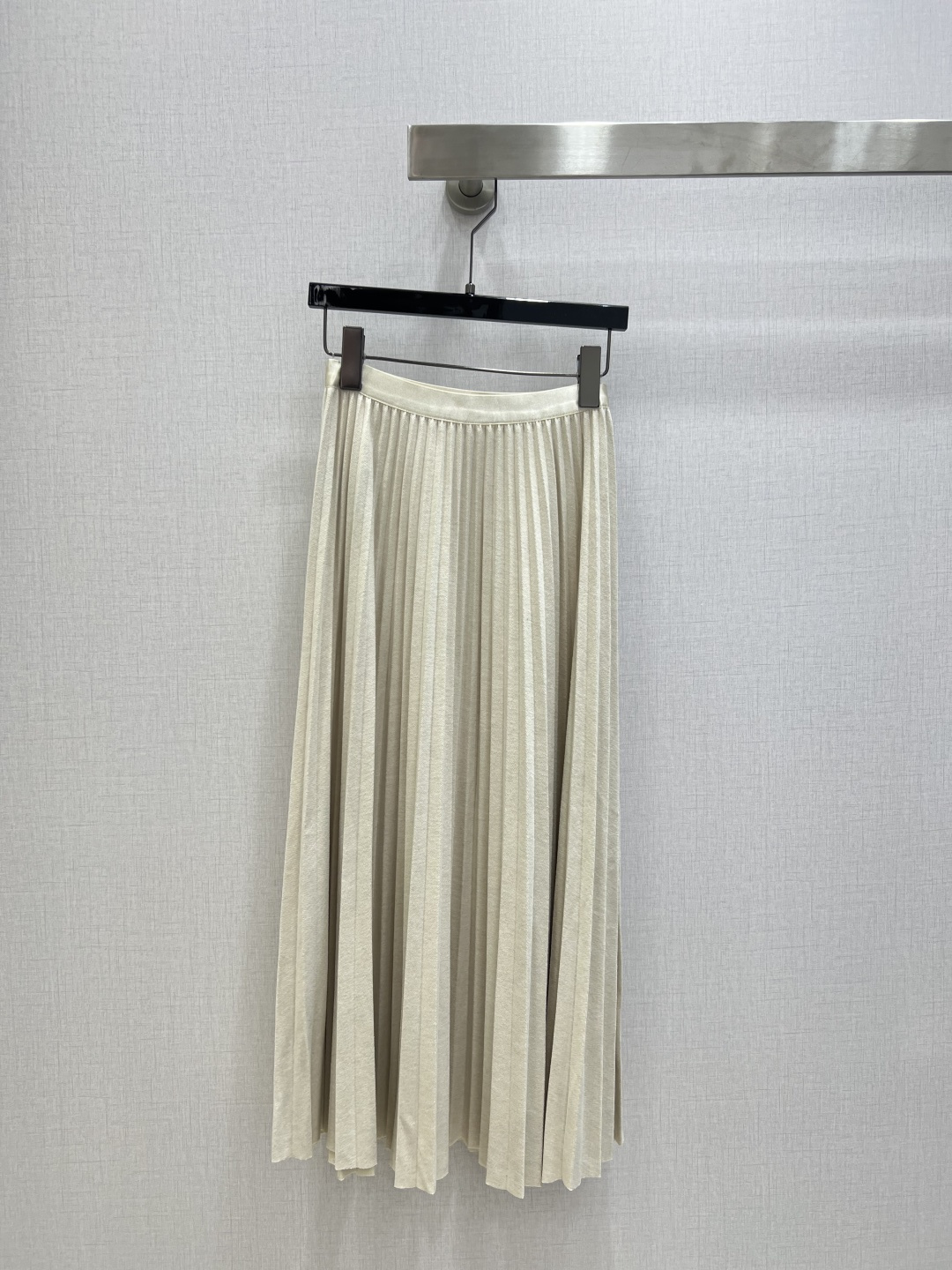 NO:656221,Highly recommended TB* 2025 new autumn and winter style Minimalist pleated long skirt Hyde waltz pleated skirt Multi-color optional, classic and timeless pleated design Powerful fans. Quickly get blogger-level street wear and change it to C position in seconds. Imitation cashmere texture fabric combined with positioning pressing to create a 3D skirt shape, hiding various leg shapes in one second Seamlessly switch to various tops, straight A-line umbrella shape Hide shortcomings, the silhouette is loose but not loose Age-reducing and fashionable. It covers the flesh of the waist, abdomen, buttocks and legs significantly. It reaches the ankle length. It can be worn in various occasions. The elastic elastic waistband is moderate in size. It does not tighten the waist and abdomen, but contrasts with the slim waist. It is easy to put on and take off. It takes into account practicality and comfort. It uses cashmere-like texture fabric. It is soft and smooth to the touch. It is as close to the skin and comfortable as cashmere. At the same time, it has good warmth retention and effectively resists cold wind. It hangs naturally and is not easy to deform and wrinkle. Easy to take care of every day. Two colors SML code High quality ABC,,skirts,alexander wang19860909强烈推荐 TB*2025秋冬新款 极简百褶长半裙 海德圆舞曲百褶半裙 多色可选,经典不过时的百褶设计 实力圈粉.快速get博主级出街穿搭秒变C位.仿羊绒肌理面料结合定位压烫 打造3D裙型,一秒藏住各种腿型 无缝衔接切换各种上装,立挺A字伞型 隐藏缺点,廓形松弛但不松散 减龄时髦.对腰腹臀腿肉肉的遮盖力显著.及脚踝长度 通穿各种场合,松紧弹力腰头维度适中.不勒腰腹,反衬纤细腰肢,穿脱便捷 兼顾了实用性与舒适感,采用仿羊绒肌理感面料.触慰柔软顺滑 仿若羊绒般亲肤舒适,同时具备良好的保暖性有效抵御冷风,自然顺垂不易变形褶皱 日常易于打理 两个色 SML码 高品质ABC,,skirts,alexander wang,Women's clothing