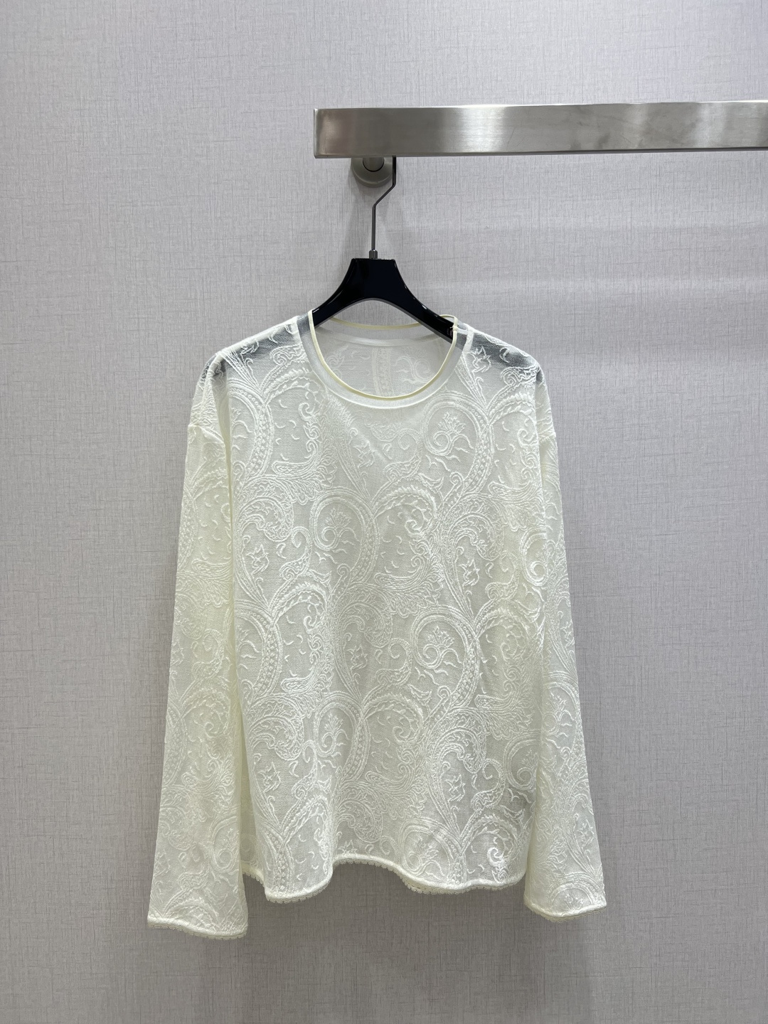 NO:656238,Highly recommended CEL*2025 new autumn and winter dark tone lace knitted top |  The symbiotic aesthetics of laziness and sophistication. When the softness of see-through lace collides with the casualness of knitted texture, this black top becomes a contradiction in style - yet perfectly harmonious. It is lazy, with a loose silhouette that allows you to stretch freely, and the soft and waxy touch of long velvet knitting wraps up all fatigue; it is also delicate, with dark patterned lace that seems to be hidden in the light and shadow.  It outlines a hazy sense of high-end, and the slightly see-through design of the neckline adds a touch of caution. It can be worn alone to create a cool and relaxed feel, or it can be layered to become the finishing touch of the style. Between daily and niche, it draws a unique style boundary for you, making every outfit like a quiet aesthetic expression. 40 wool is delicate and smooth, soft and skin-friendly.  Two colors SML code high quality ABC, alexander wang19860909强烈推荐 CEL*2025秋冬新款 暗调蕾丝针织上衣 | 慵懒与精致的共生美学,当透视蕾丝的柔媚撞上针织肌理的随性,这件黑色上衣便成了风格的矛盾体——却又和谐得恰到好处.它是慵懒的,宽松廓形任你自在舒展,长绒针织的软糯触感裹住所有疲惫；它又是精致的,暗纹蕾丝似隐似现,在光影里勾勒出朦胧的高级感,领口的微透设计更添一丝小心机.可单穿演绎酷飒松弛感,也能叠穿成为造型的点睛之笔.在日常与小众之间,它为你划开一道独属于你的风格边界,让每一次穿搭都像一场不动声色的审美表达.40羊毛细腻柔滑,软糯亲肤 两个色 SML码 高品质ABC,,alexander wang,Women's clothing