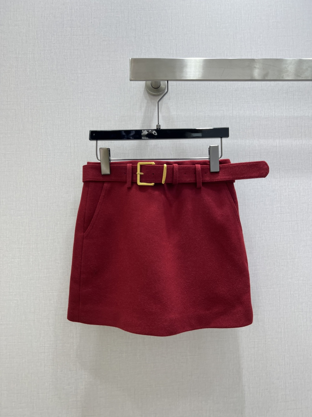 NO:656280,Highly recommended MIU*2025 new autumn and winter wool belt skirt, slim fit, with customized belt, full of texture, elegant design, OK for daily OL, a fashionable straight skirt with unique charm, four colors, SMLXL code, high quality ABC,,miumiu,skirts,alexander wang19860909强烈推荐 MIU*2025秋冬新款 羊毛腰带半裙 气质修身 配定制皮带 质感十足 优雅气质设计 日常OL都OK 一款具有独特魅力的时尚直筒裙 四个色 SMLXL码 高品质ABC,,miumiu,skirts,alexander wang,Women's clothing
