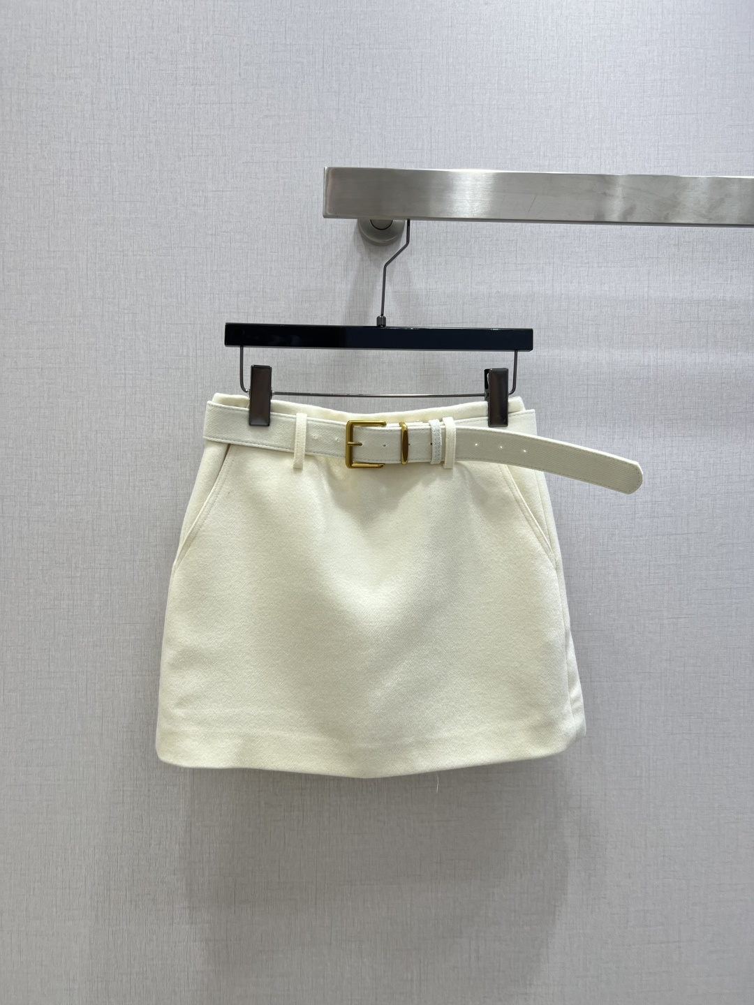 NO:656252,Highly recommended MIU*2025 new autumn and winter wool belt skirt, slim fit, with customized belt, full of texture, elegant design, OK for daily OL, a fashionable straight skirt with unique charm, four colors, SMLXL code, high quality ABC,,miumiu,skirts,alexander wang19860909强烈推荐 MIU*2025秋冬新款 羊毛腰带半裙 气质修身 配定制皮带 质感十足 优雅气质设计 日常OL都OK 一款具有独特魅力的时尚直筒裙 四个色 SMLXL码 高品质ABC,,miumiu,skirts,alexander wang,Women's clothing