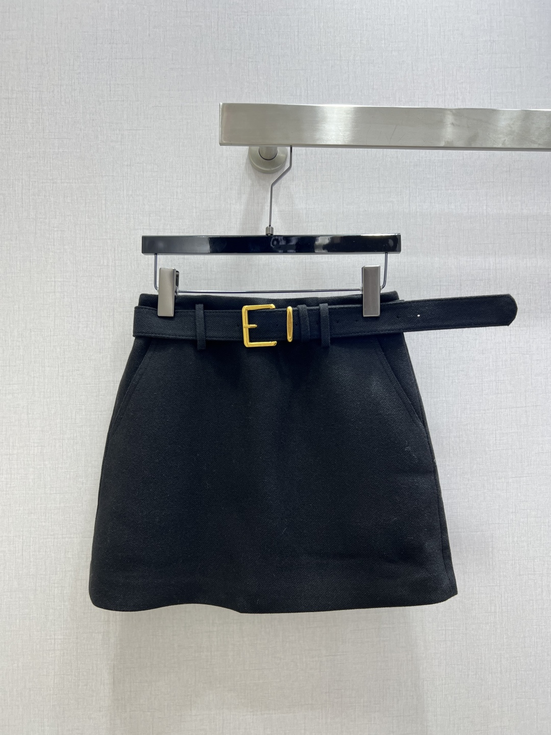 NO:656270,Highly recommended MIU*2025 new autumn and winter wool belt skirt, slim fit, with customized belt, full of texture, elegant design, OK for daily OL, a fashionable straight skirt with unique charm, four colors, SMLXL code, high quality ABC,,miumiu,skirts,alexander wang19860909强烈推荐 MIU*2025秋冬新款 羊毛腰带半裙 气质修身 配定制皮带 质感十足 优雅气质设计 日常OL都OK 一款具有独特魅力的时尚直筒裙 四个色 SMLXL码 高品质ABC,,miumiu,skirts,alexander wang,Women's clothing